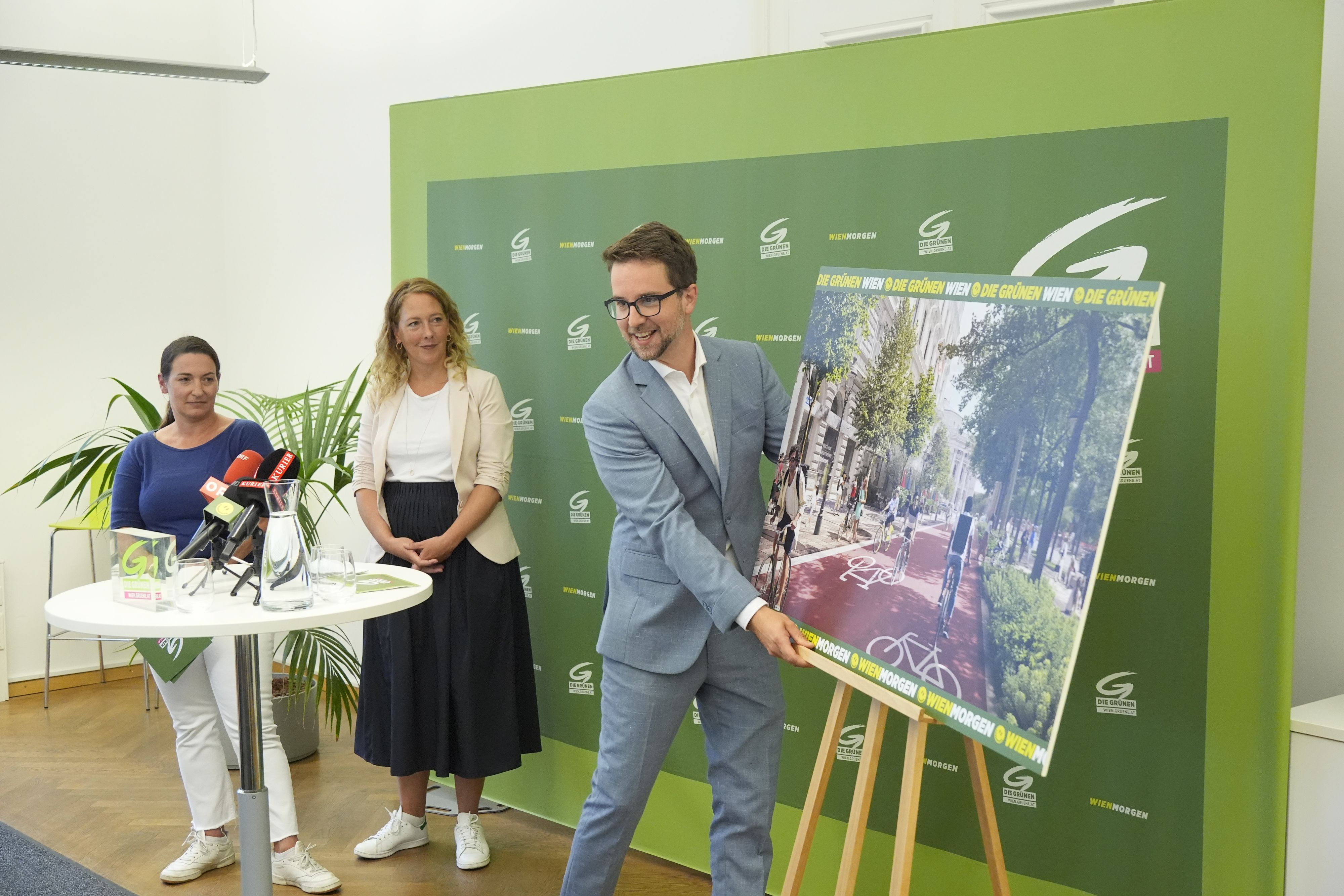 Melanie Salis-Samaden, stv. Klubobfrau, Parteichefin Judith Pühringer und Mobilitätssprecher Kilian Stark (v.l.) präsentieren ihre Vision für einen 