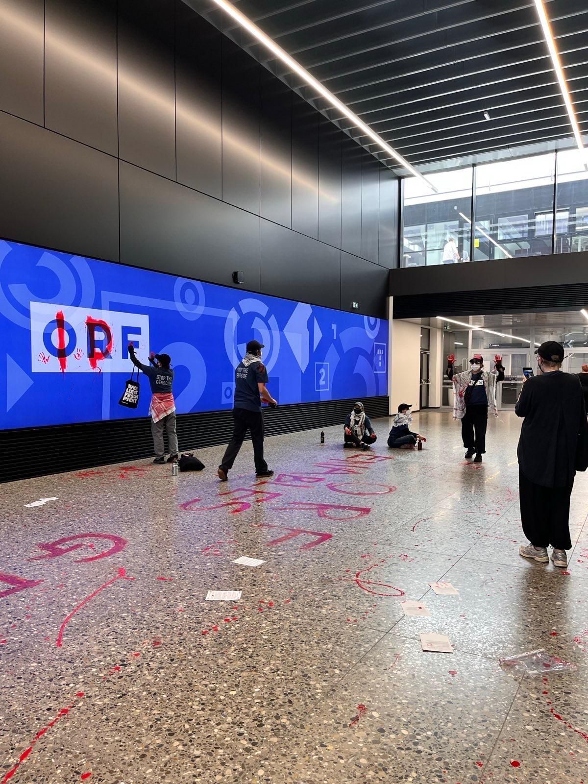 Großeinsatz am 21. August 2025 am ORF-Zentrum am Küniglberg: Pro-Palästina-Demonstranten haben das Gebäude gestürmt.