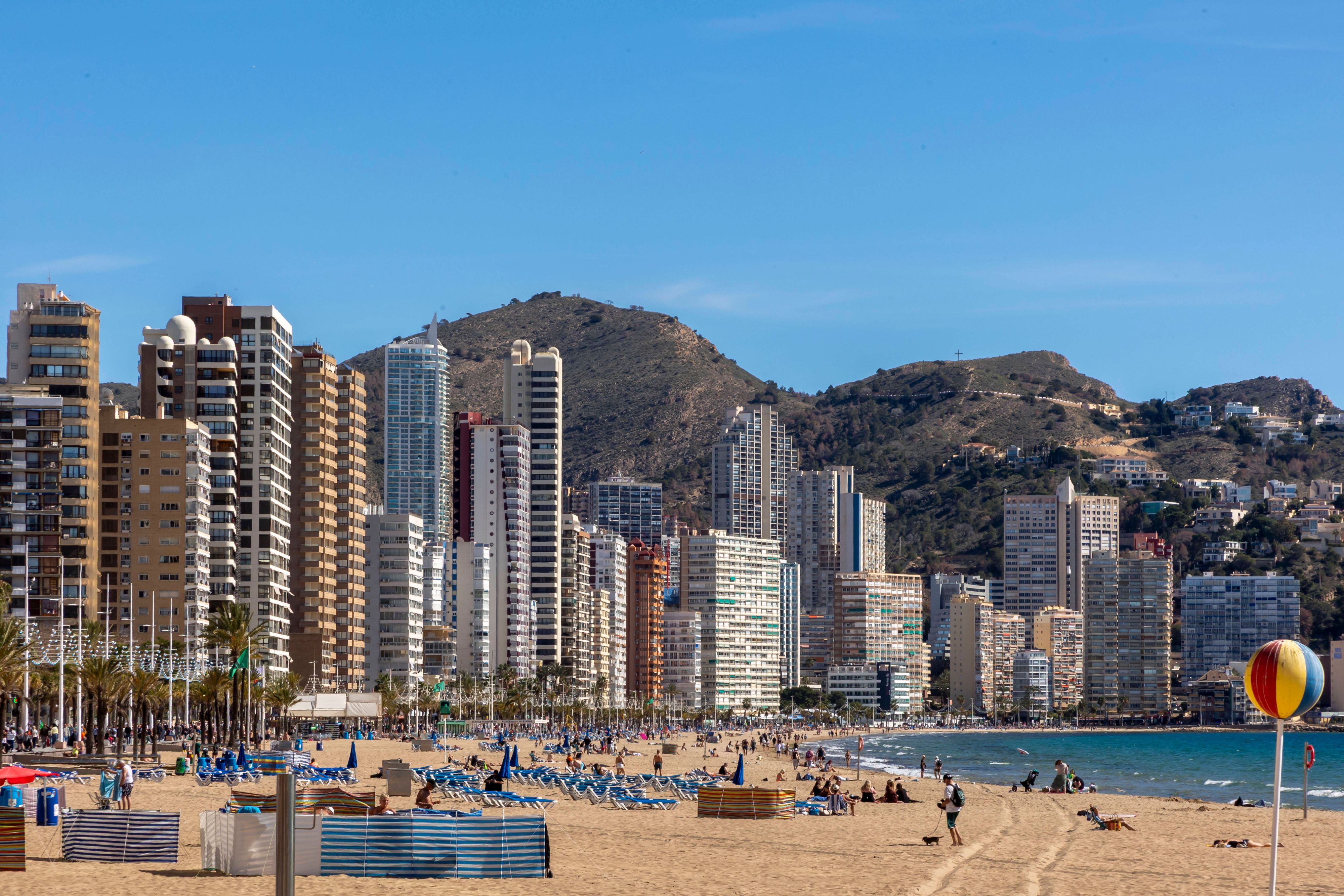 Die blaue Ozeanschnecke hat es in sich: Weil sie hauptsächlich Quallen frisst, kann die Glaucus atlanticus beim Kontakt hochgiftig sein und bei Menschen schlimmstenfalls zu einem Schock führen.