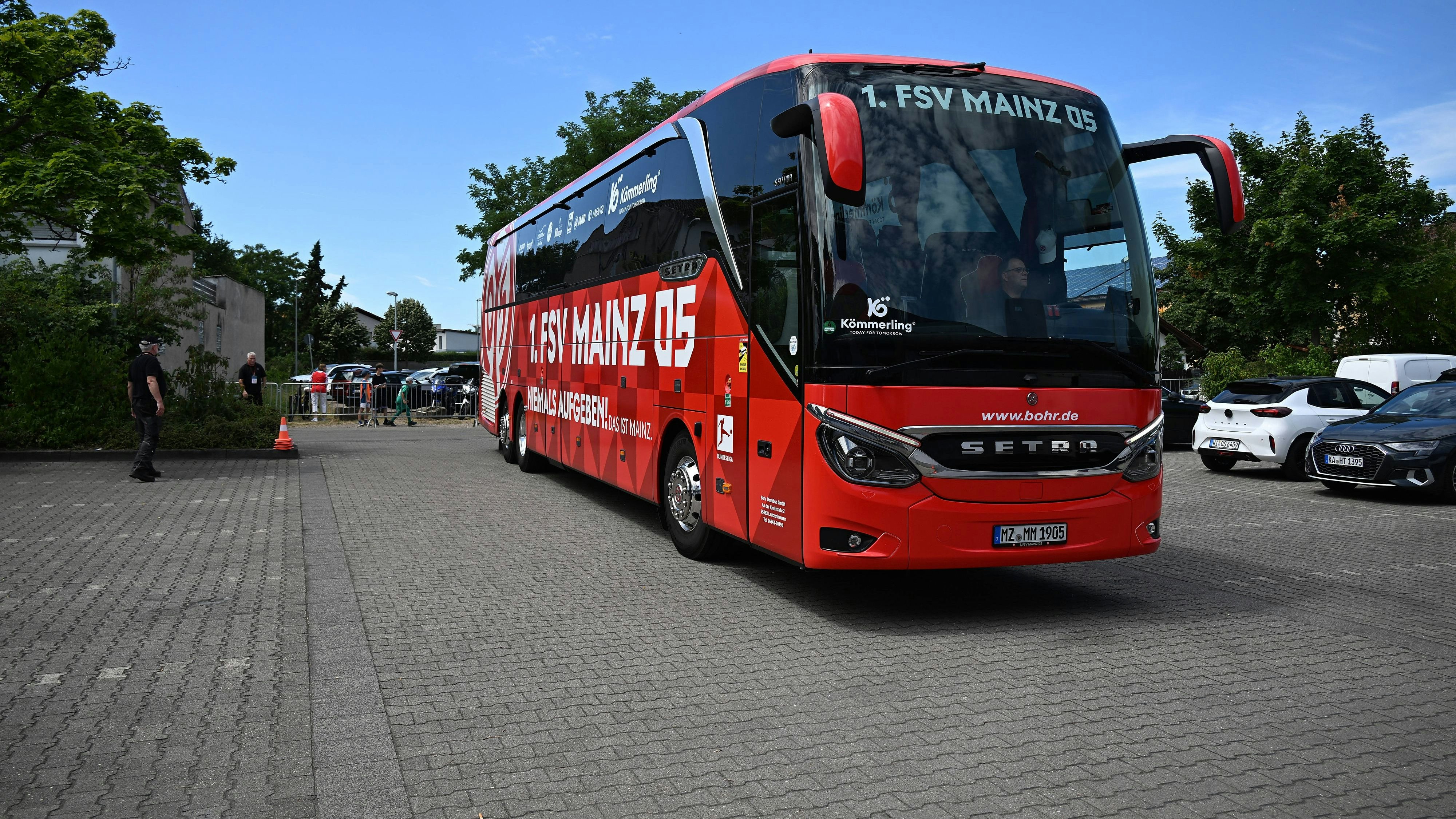 Heute.at - Teambus vor dem Quali-Duell beschädigt