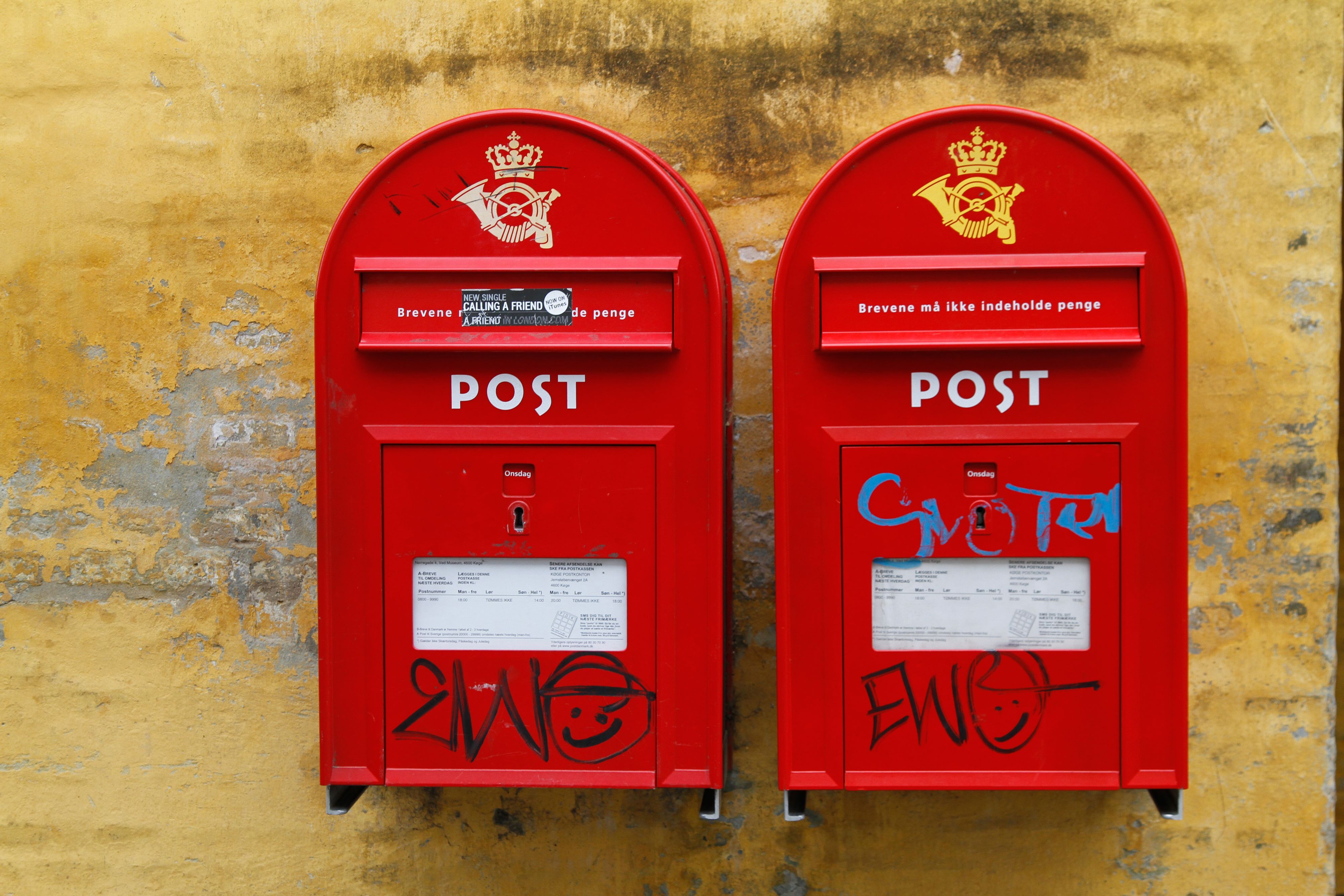 Die markanten roten Postkasterln werden bald in ganz Dänemark abmontiert.