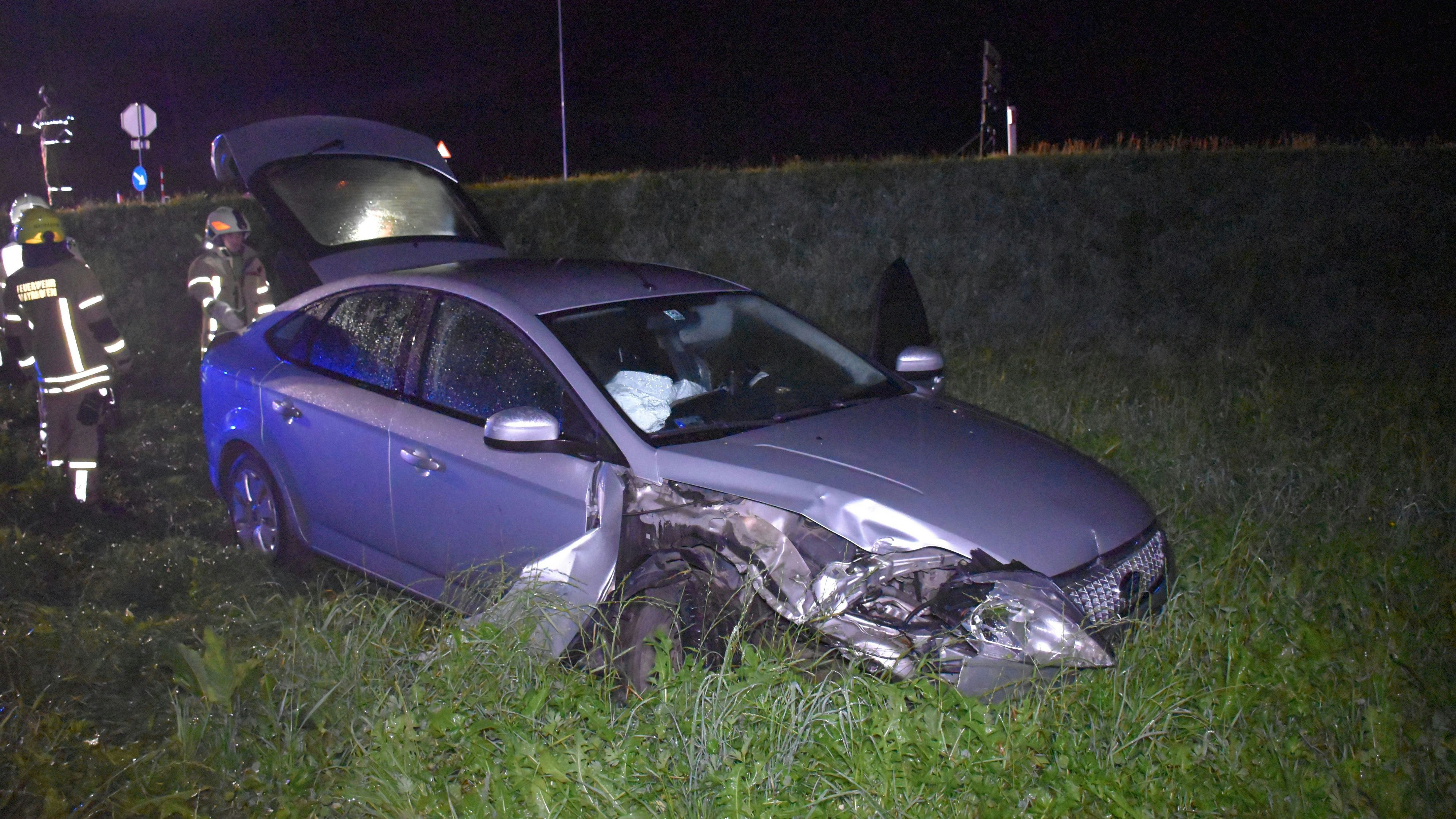Heute.at - Stockbesoffen! Autofahrer knallt gegen Straßenlaterne