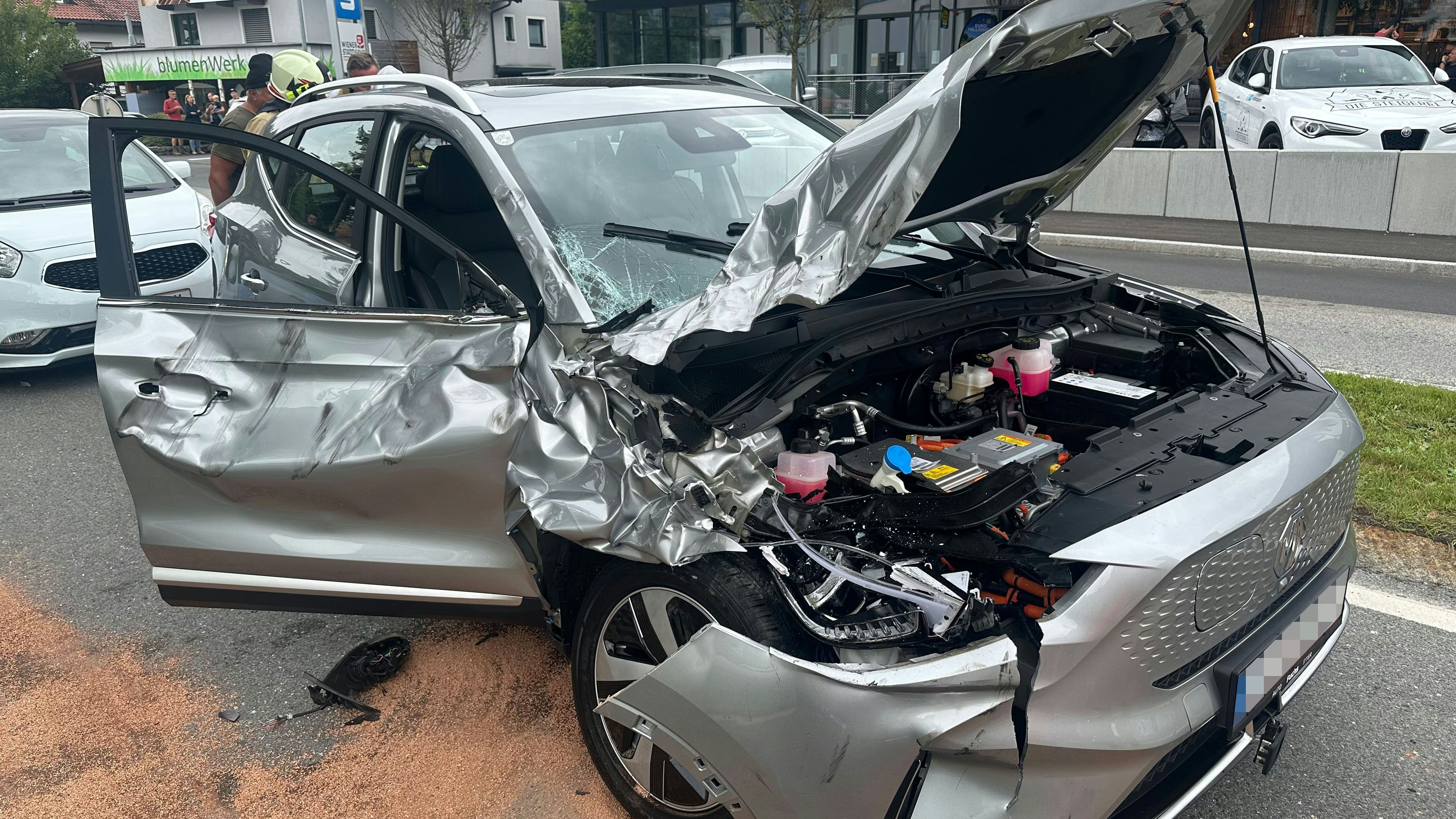 Bei dem Unfall wurde der Pkw schwer beschädigt.