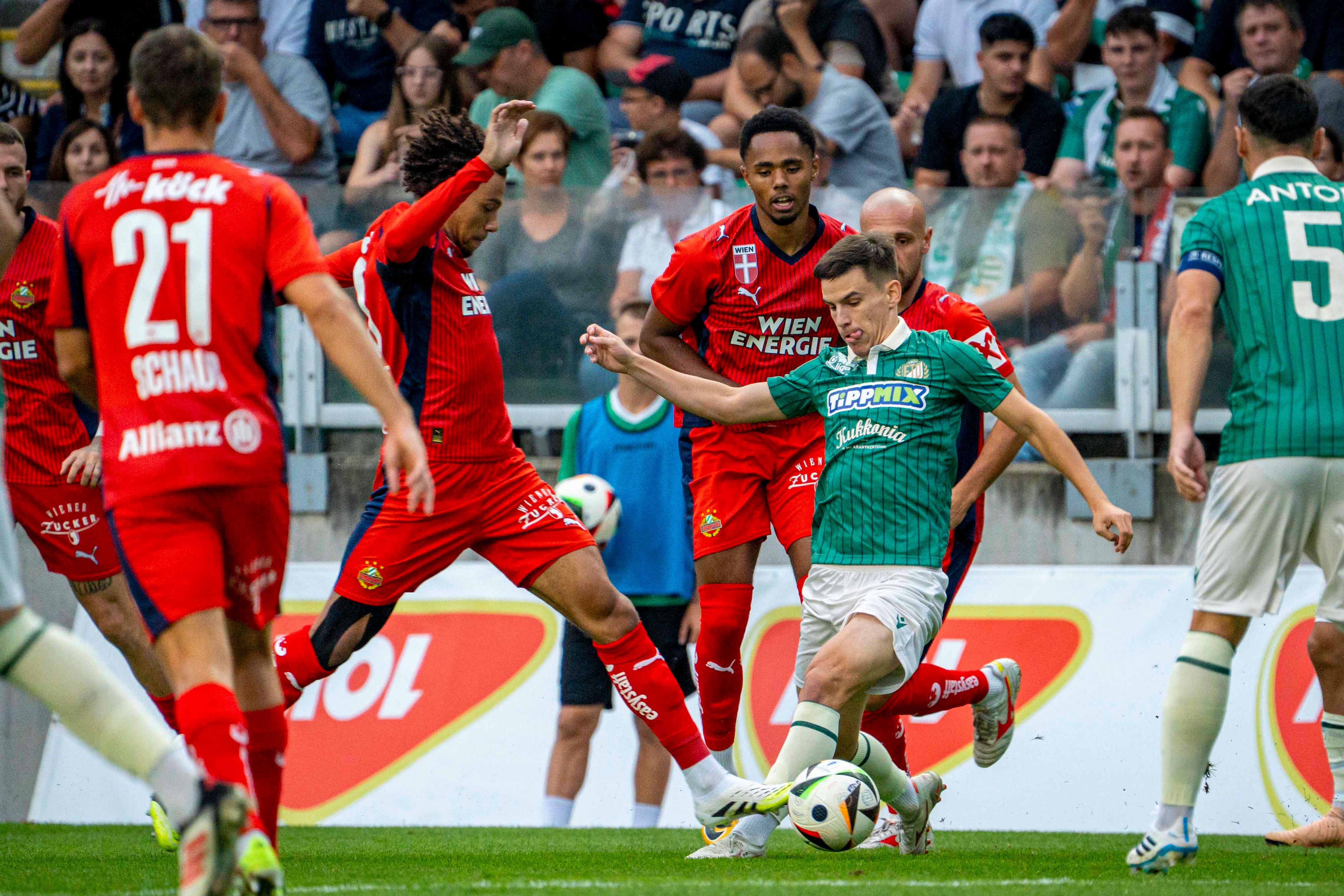 Rapid spielt in Rot gegen die grünen Hausherren aus Györ.