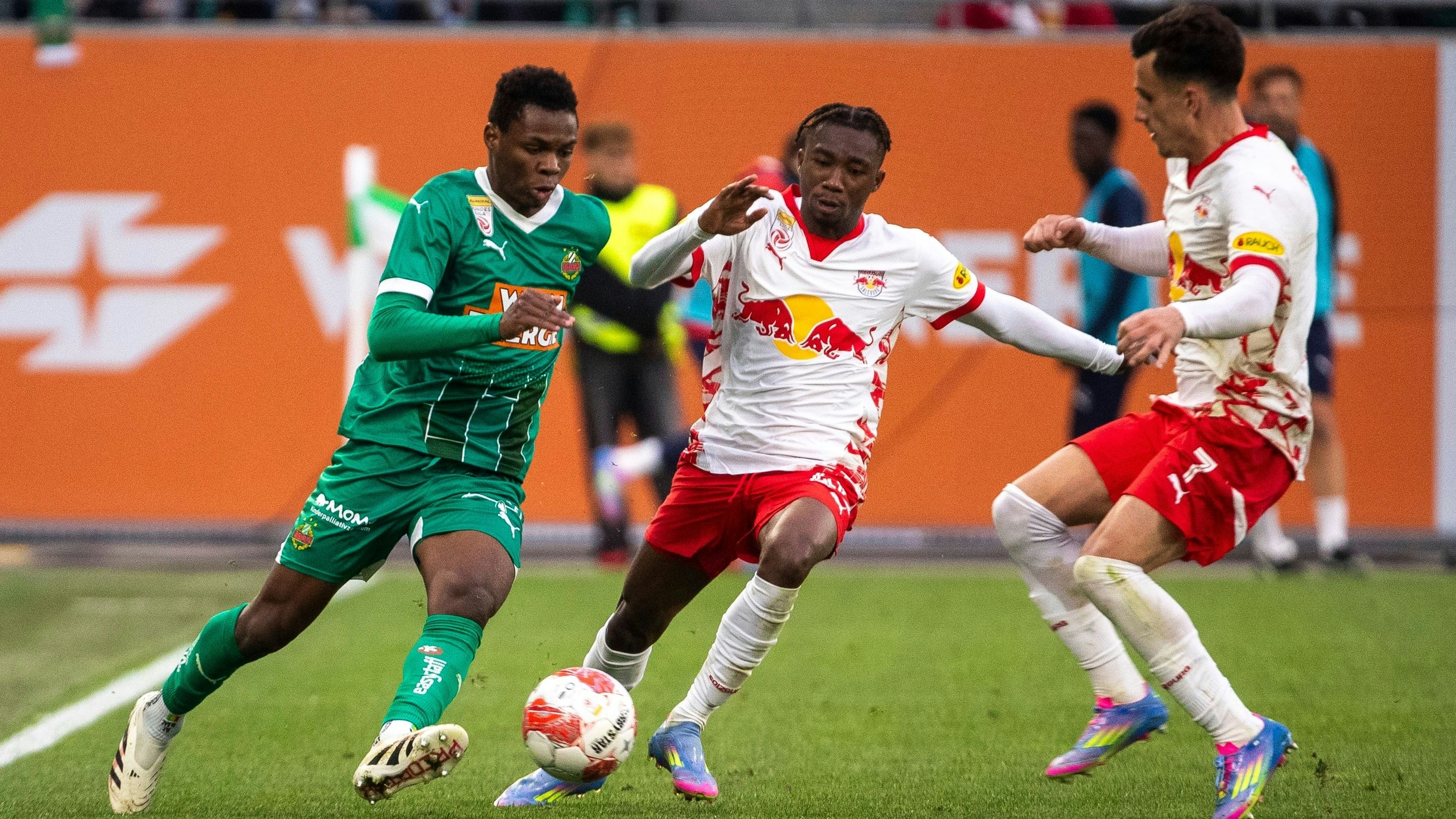 VIENNA,AUSTRIA,30.MAR.25 - SOCCER - ADMIRAL Bundesliga, championship group, SK Rapid Wien vs FC Red Bull Salzburg. Image shows Mamadou Sangare (Rapid), Dorgeles Nene and Nicolas Capaldo (RBS). Photo: GEPA pictures/ Philipp Brem