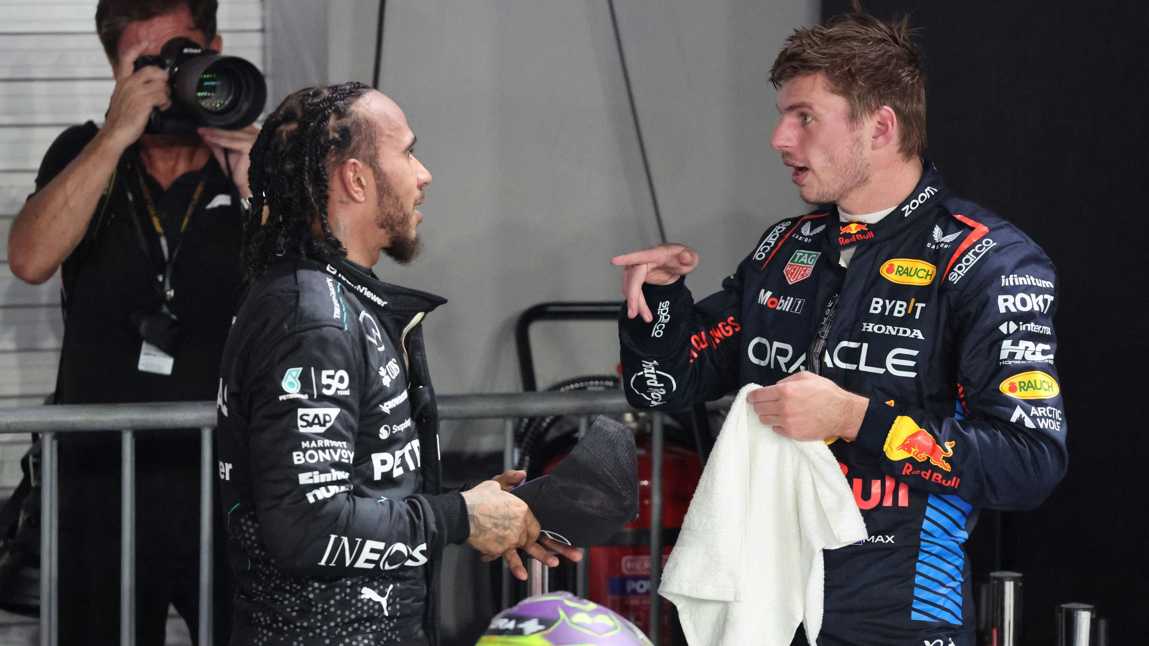 Die Formel-1-Stars Lewis Hamilton und Max Verstappen. 