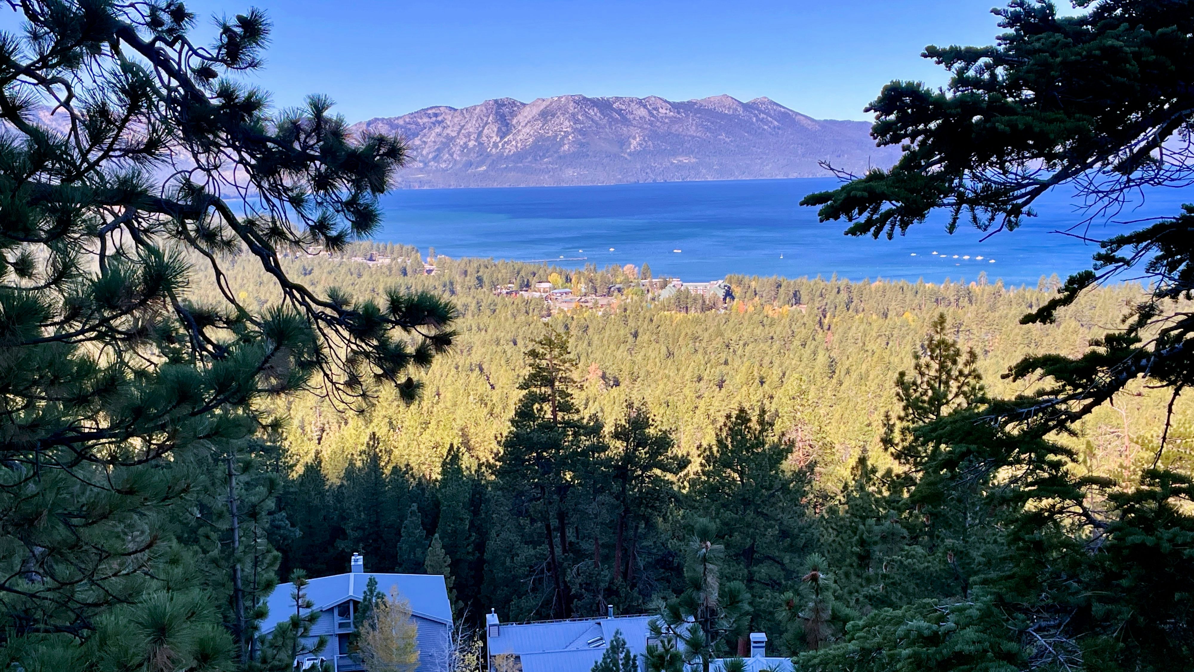  Lake Tahoe ist ein äußerst beliebtes Ausflugs- und Camping-Gebiet.