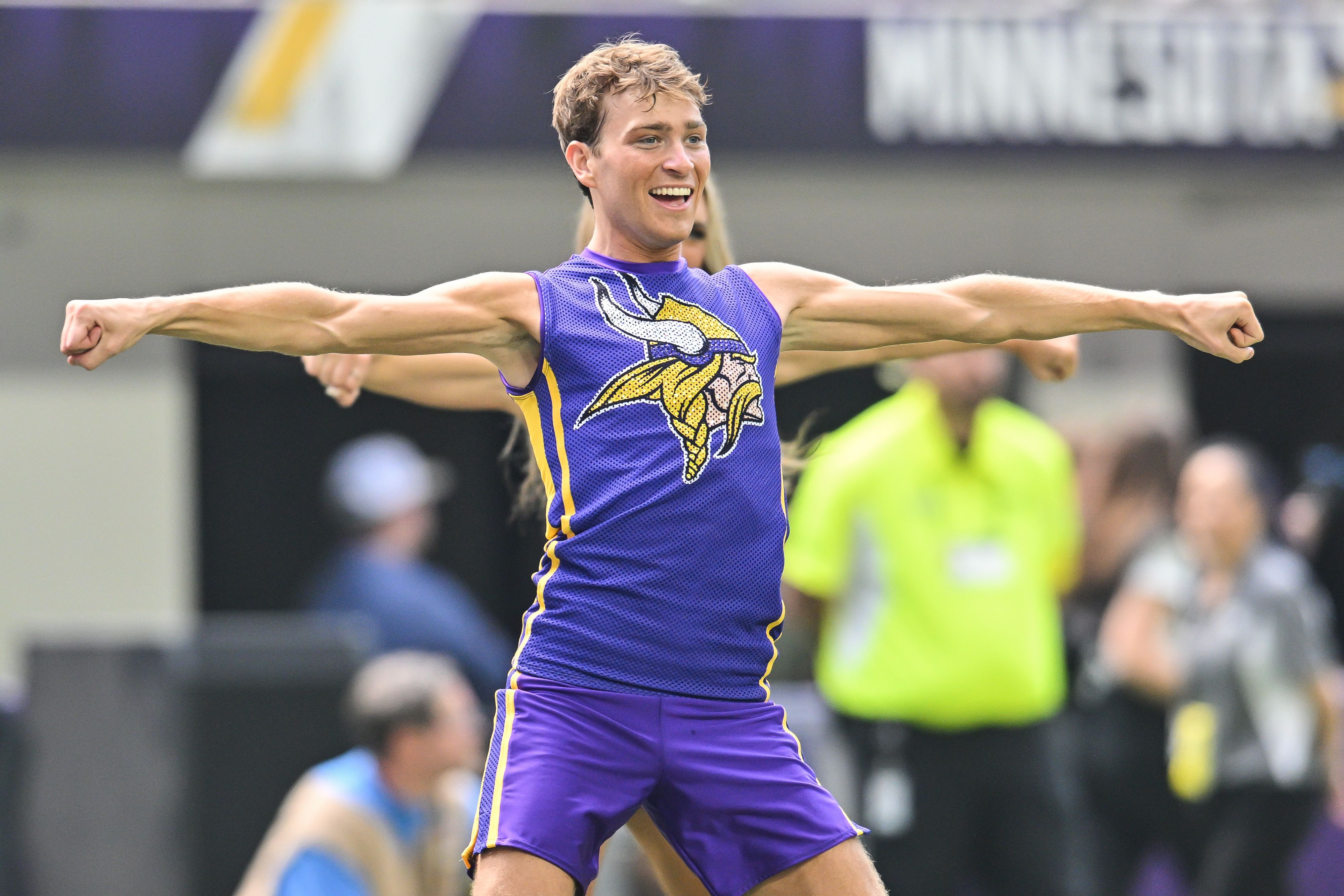 Louie Conn sorgt als Cheerleader für Aufsehen.