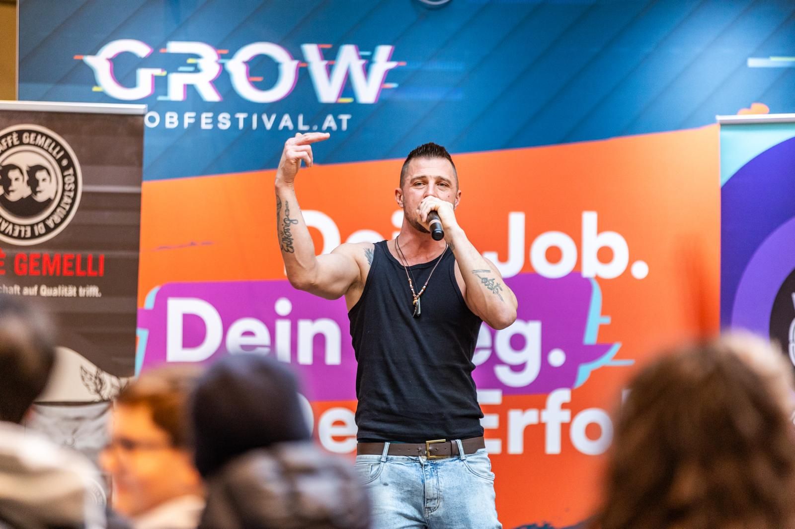 Auch beim Grow-Jobfestival in Salzburg trat der 35-Jährige schon vor Schülern auf.