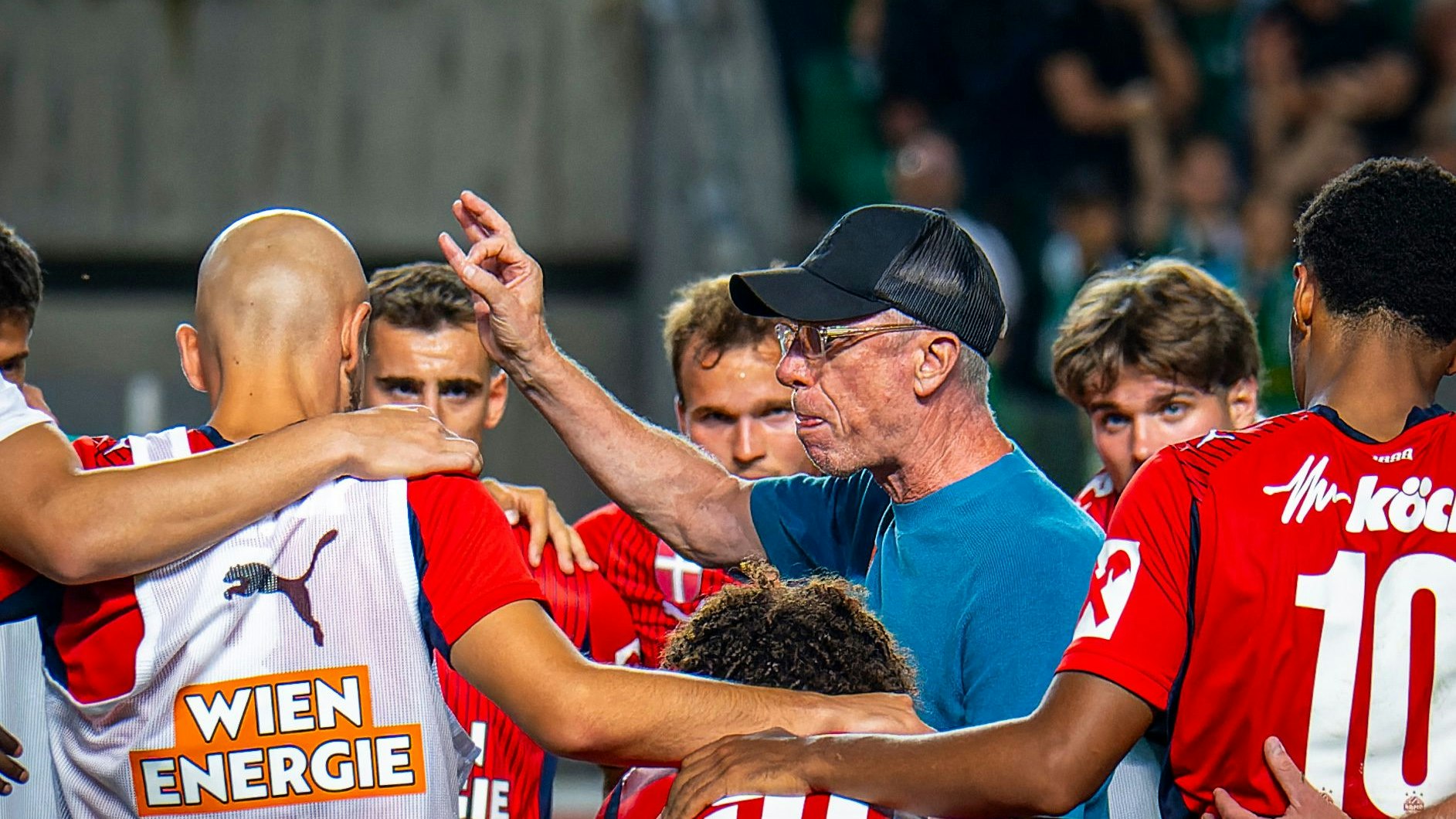 Peter Stöger war nach der Niederlage in Györ sauer.