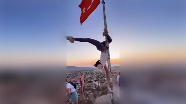 Heute.at - Türkei tobt! Frau bauchfrei mit Pole-Dance unter Flagge