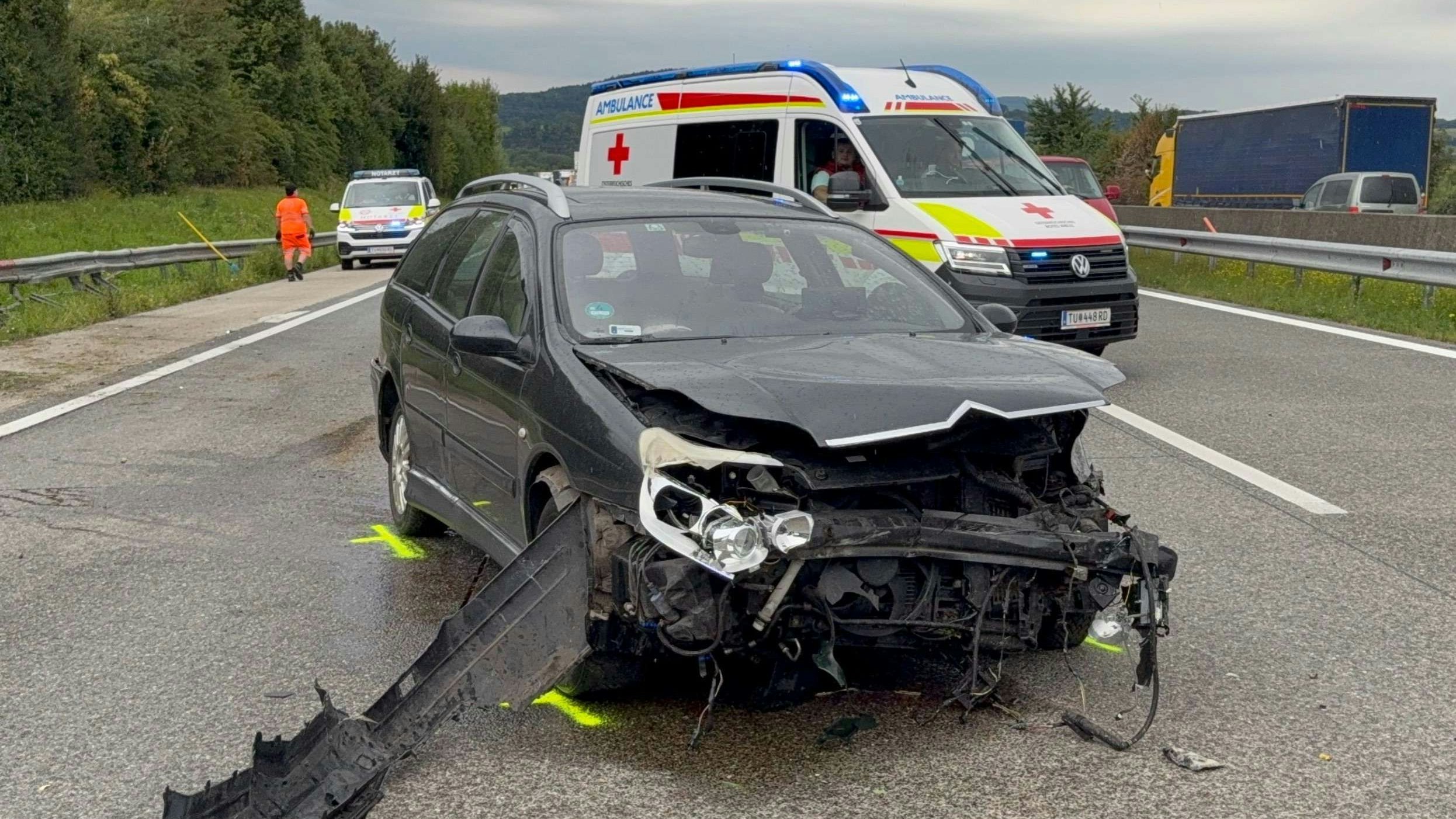 Heute.at - Autofahrer kracht in Leitschiene – langer Stau auf A1
