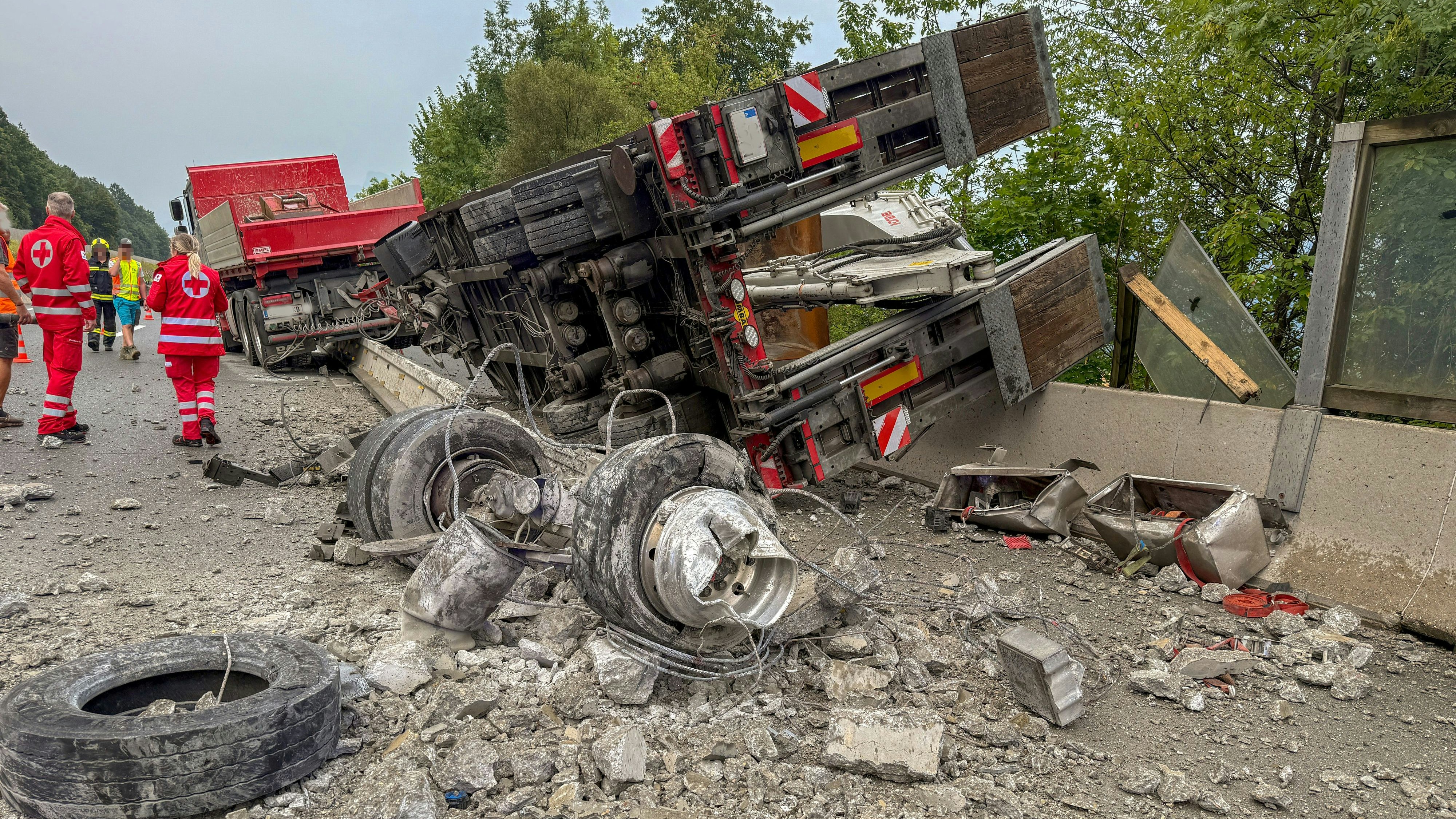 Heute.at - Lkw kracht auf A1 in Baustelle, reißt Lärmschutzwand um
