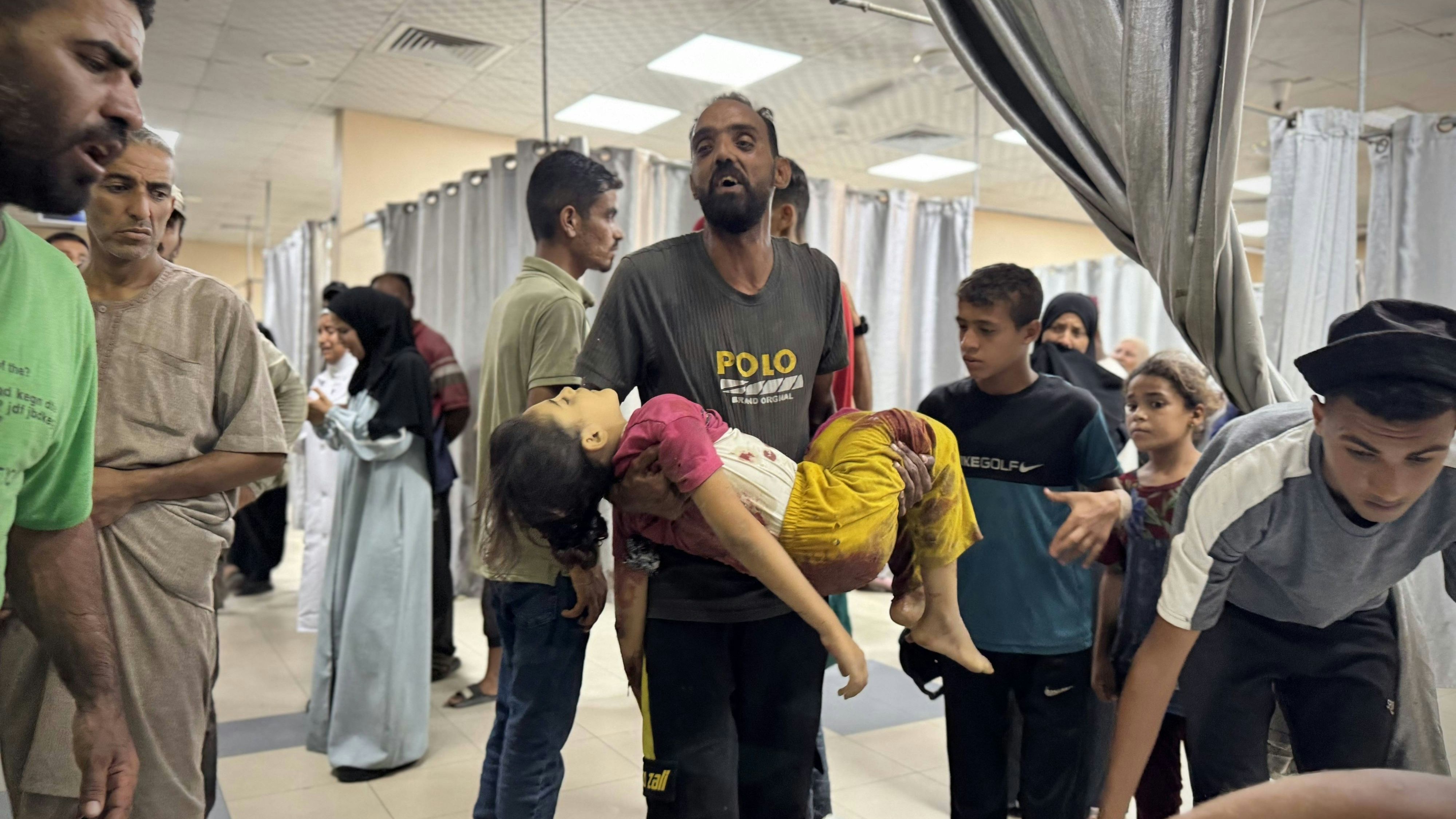 Israel führt auch die Angriffe auf Khan Yunis fort. Im Bild: Ein Palästinenser trägt ein verwundetes Kind in das Nasser-Spital. 20. August 2025.