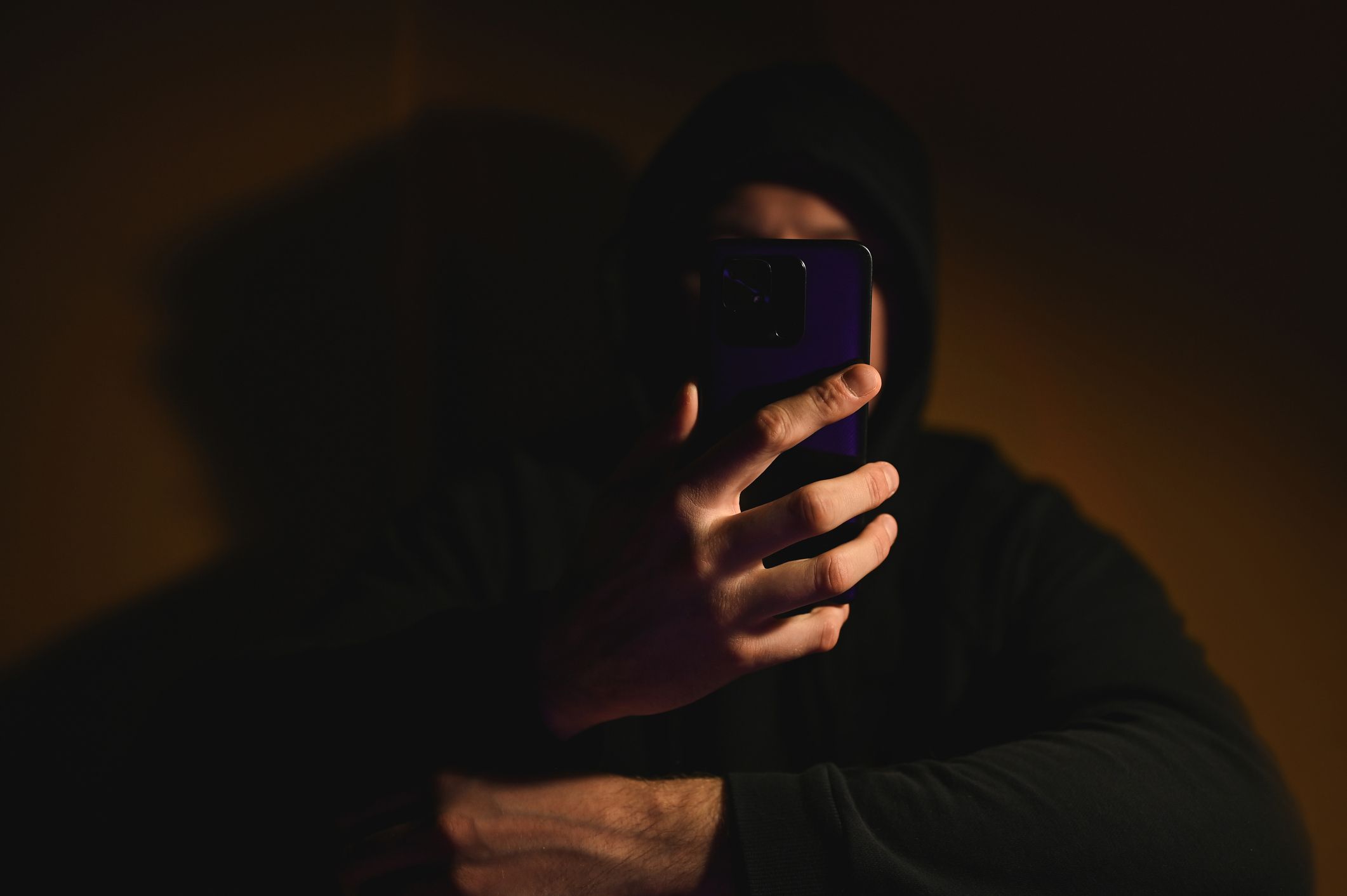 Die Aufnahmen landeten dann in einer Online-Gruppe mit fast 9.000 Mitgliedern, wo sie gegen Geld geteilt wurden. 