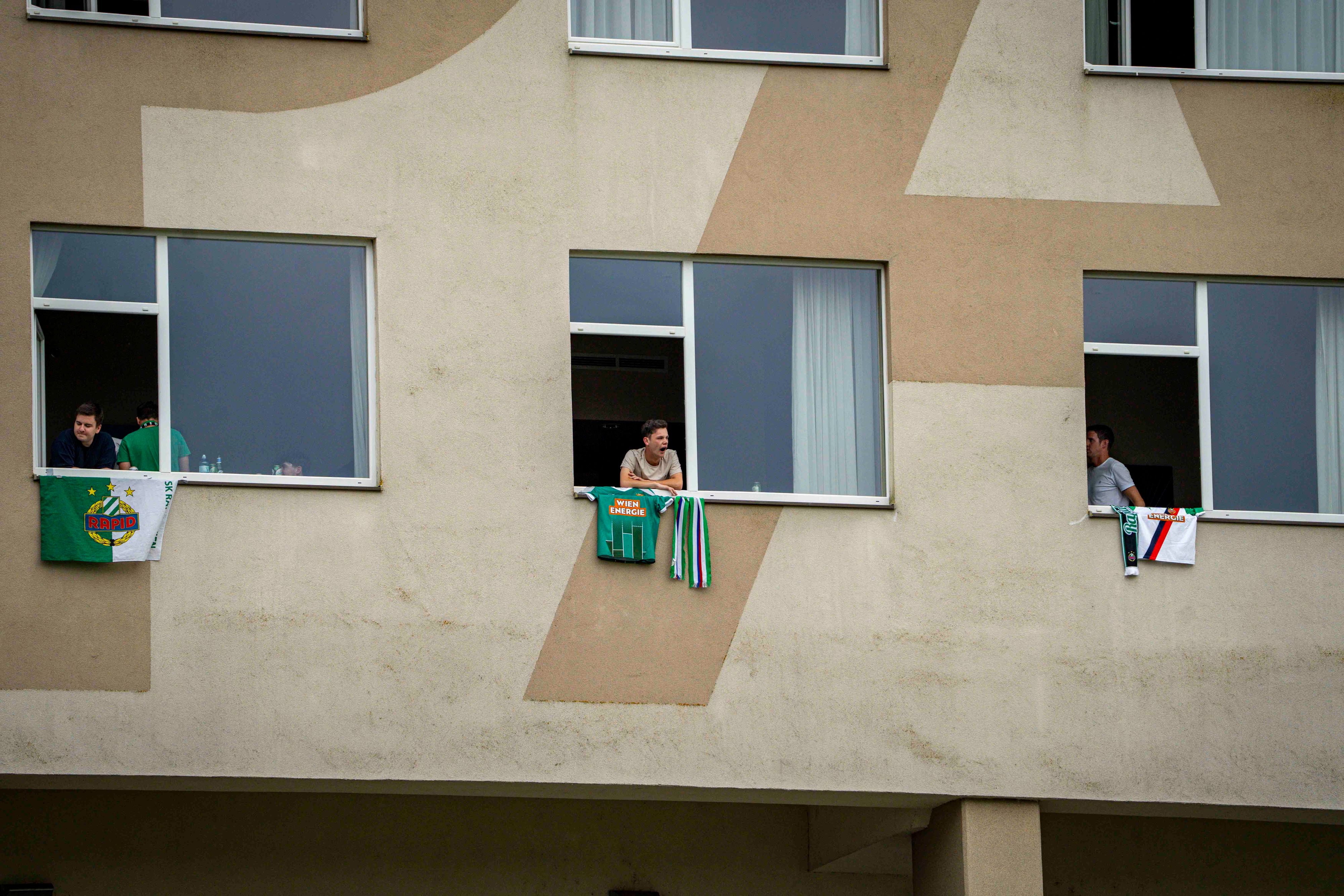 Rapid-Fans mit bestem Blick aufs Spielfeld aus dem Hotel