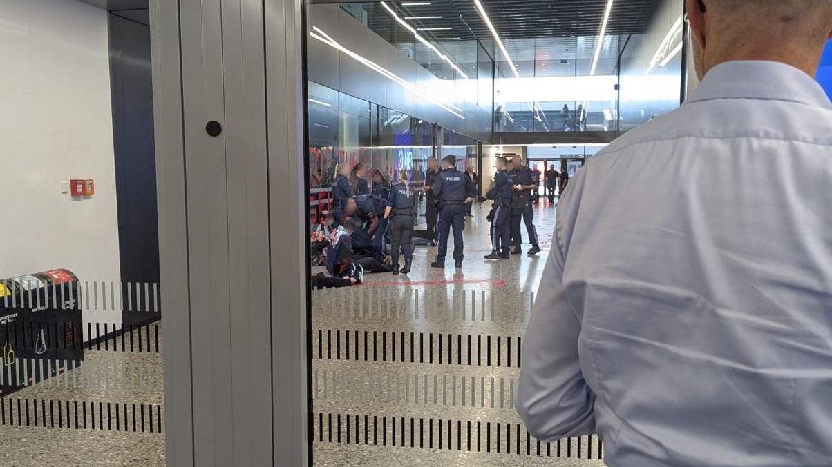 Eintreffende Polizisten konnten die Lage unter Kontrolle bringen. Alle sechs Aktivisten wurden festgenommen.