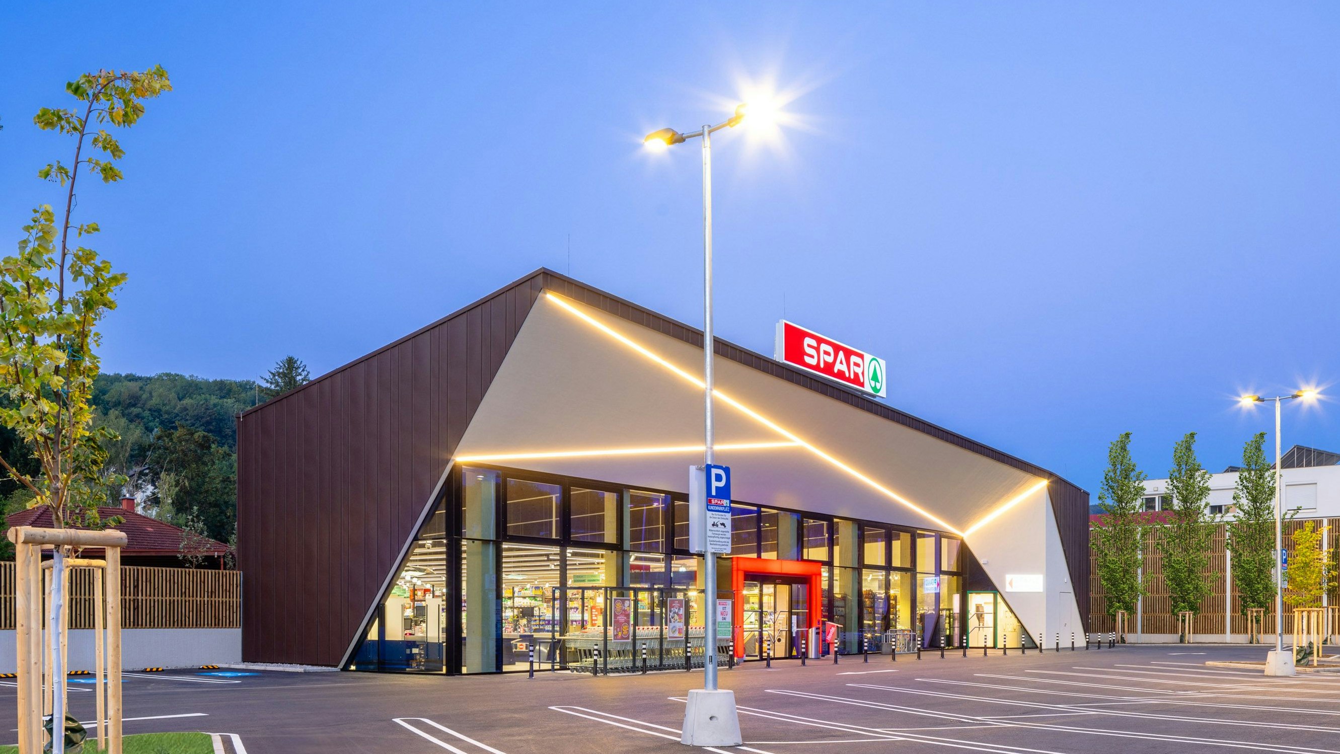 Heute.at - Warmes Licht – Spar kümmert sich um fliegende Gäste