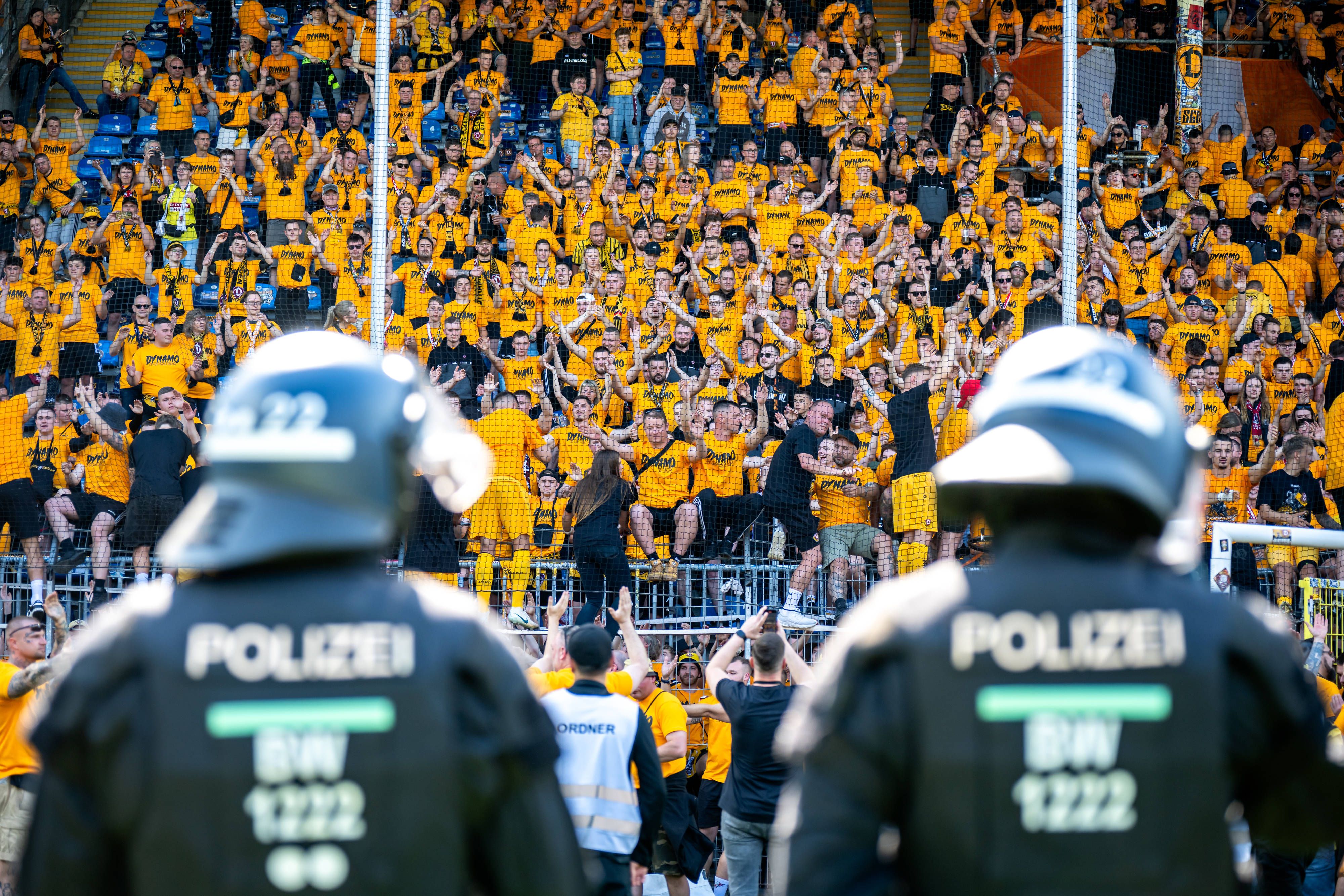 Die Polizeigewerkschaft fordert in Deutschland mehr Macht in den Stadien.