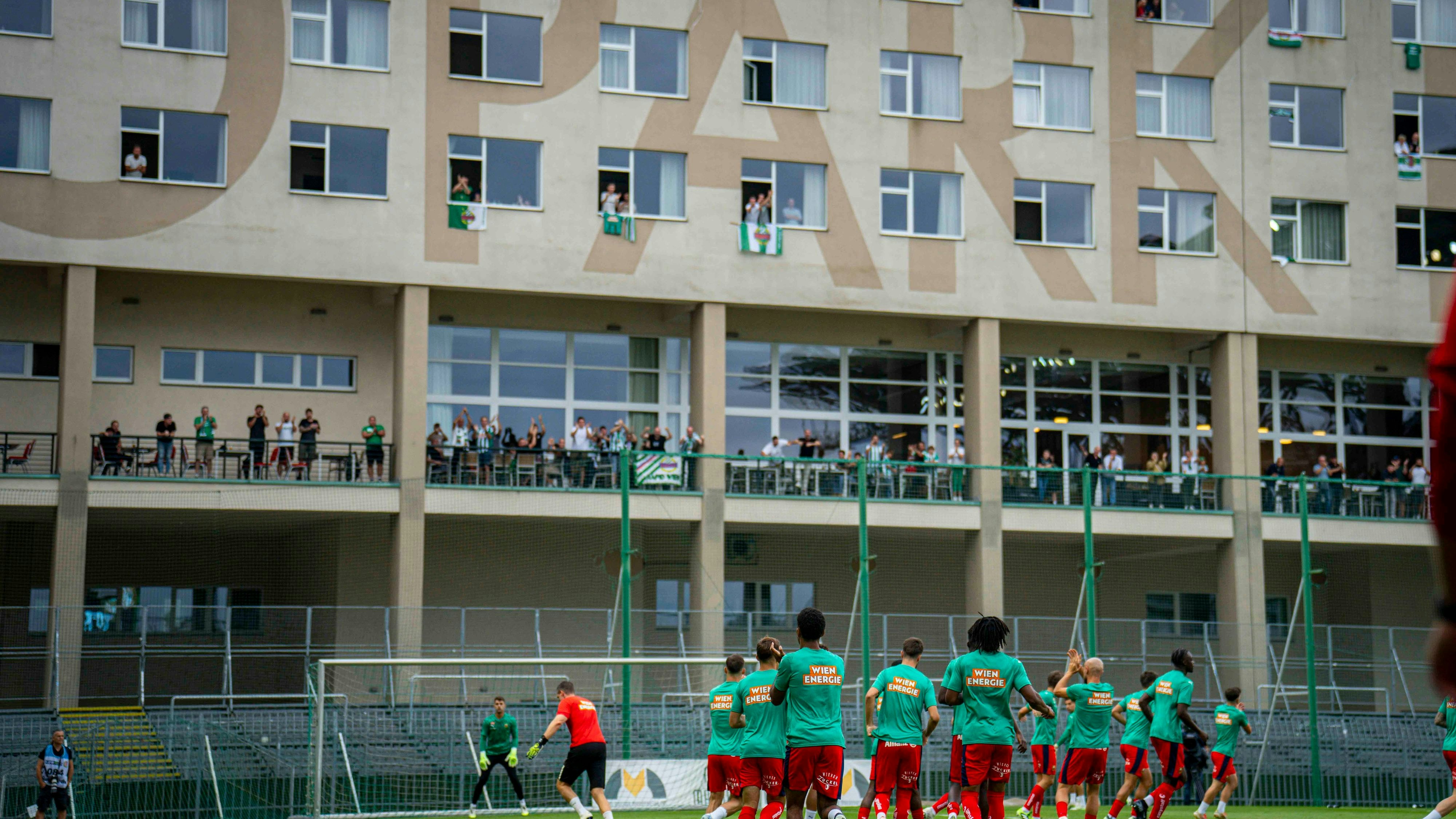 Rapid beim Aufwärmen vor den Fans im Hotel