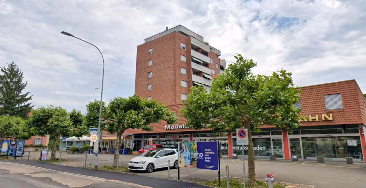 In Aarau-Rohr stürzte ein vierjähriger autistischer Bub vom Balkon im vierten Stock und verletzte sich schwer.