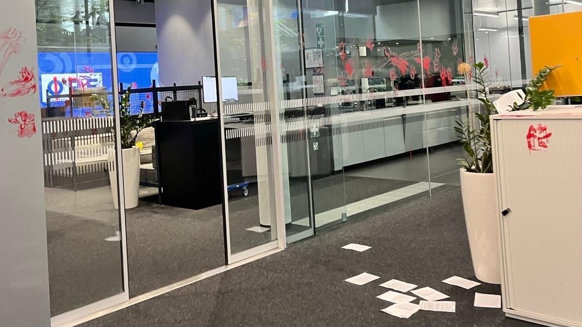 Laut "Heute"-Informationen sollen die Aktivisten mit roter Farbe Botschaften an die Wand und den Boden geschmiert haben.