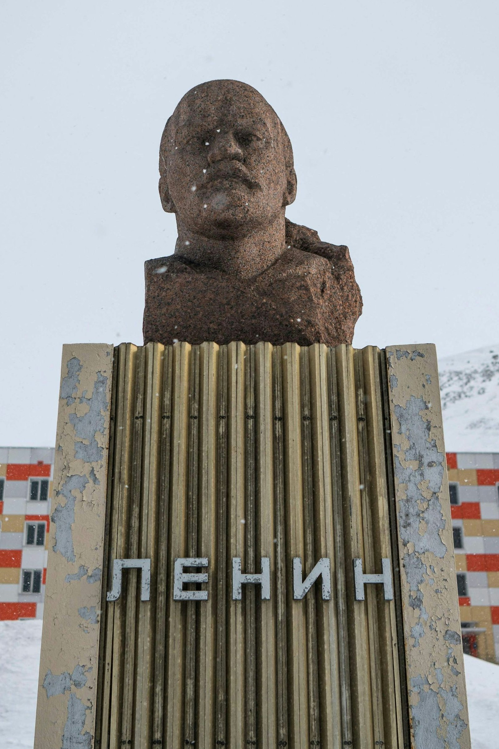 Und Lenin wacht über allem: Die russische Bergbaustadt Barentsburg liegt auf Spitzbergen – und damit auf NATO-Gebiet. Für Putins Pläne ist die Exklave ein Geschenk