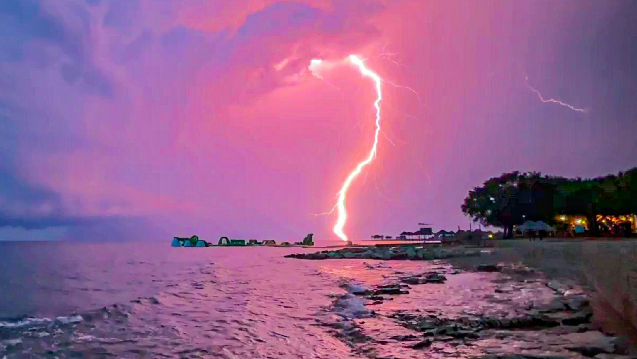 Heute.at - Blitze im Sekundentakt! Unwetter-Front flutet Italien
