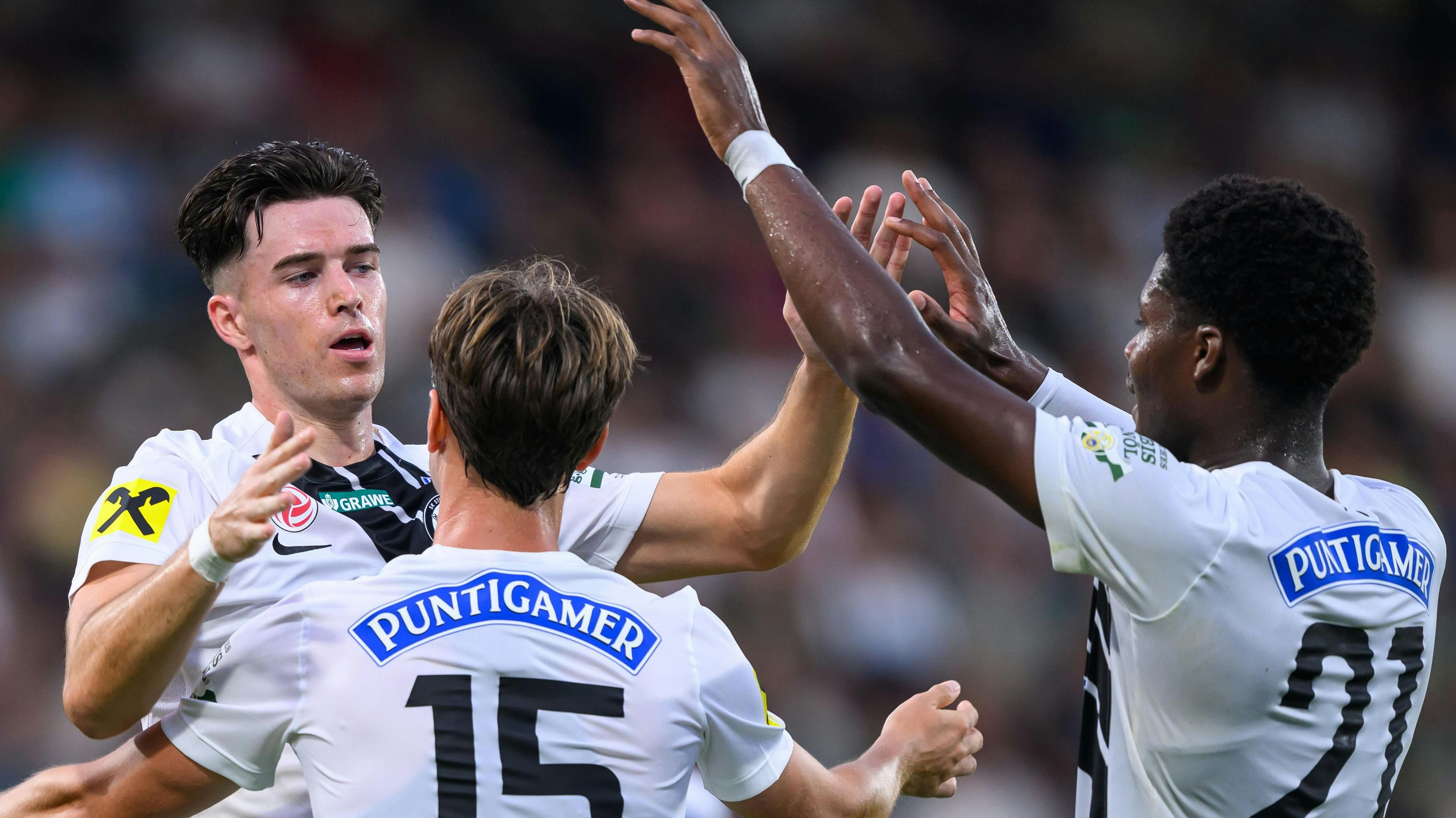 Max Johnston (l.) ist heiß umworben.