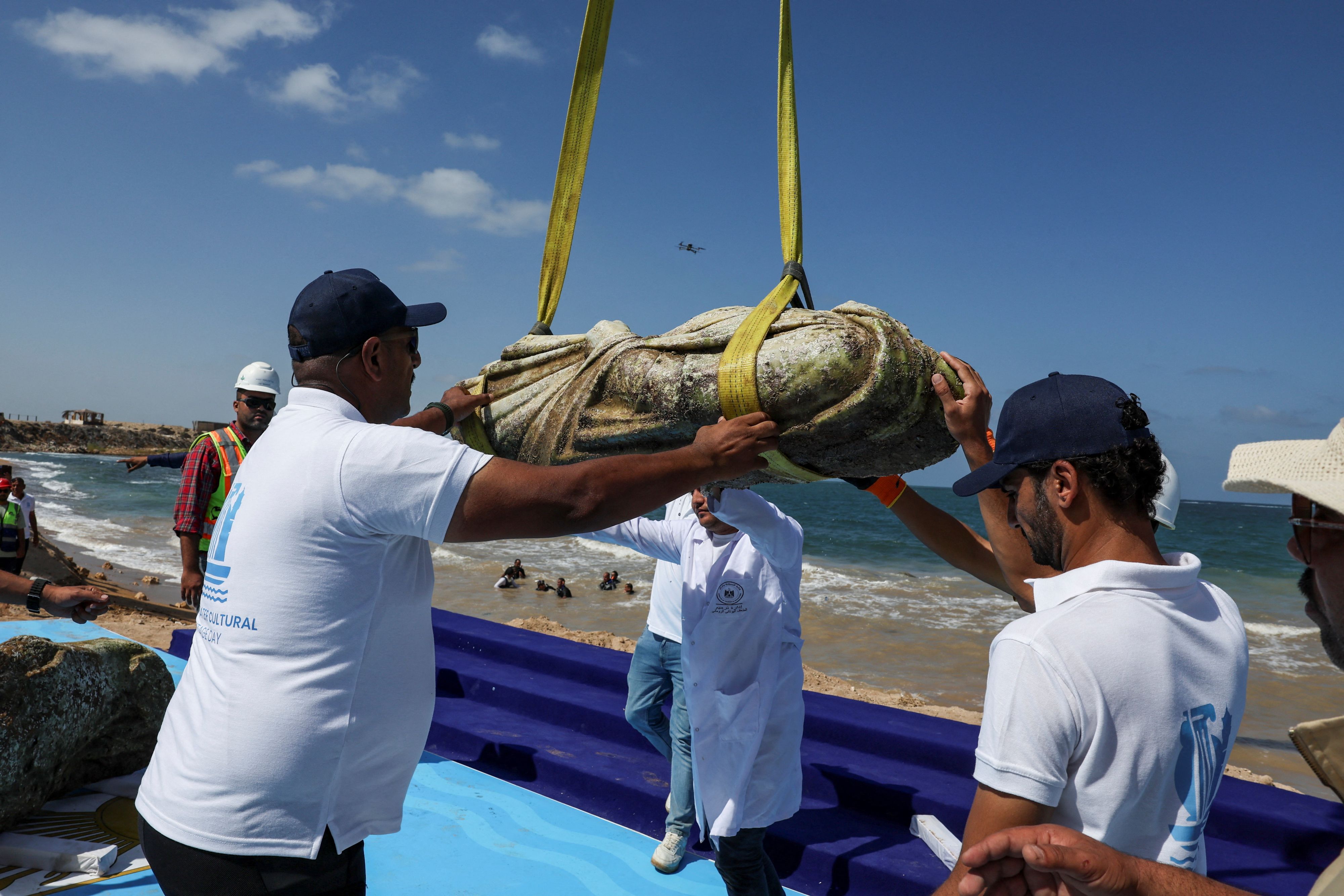 Unter großem Jubel der archäologischen Taucher wurden Statuen und andere Fundstücke mit Kränen aus dem Meer geholt.
