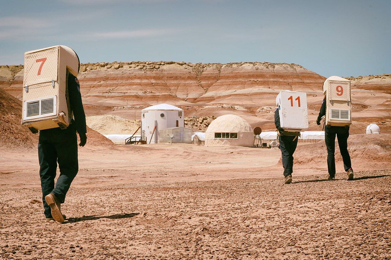 Kräftezehrende Expeditionen in der Wüste stehen für die Crews auf der Tagesordnung.