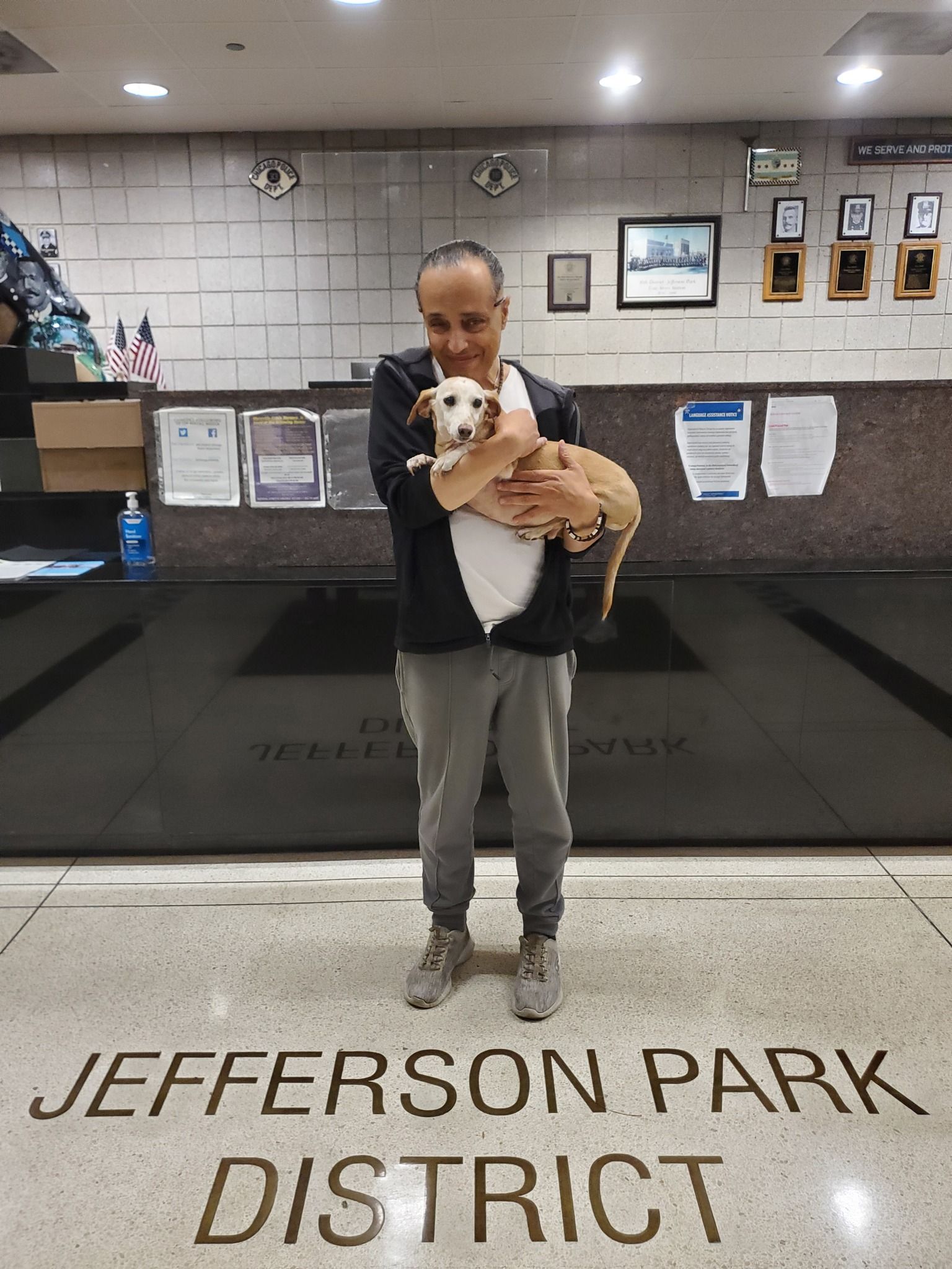 Hund und Herrchen sind nun wieder vereint.