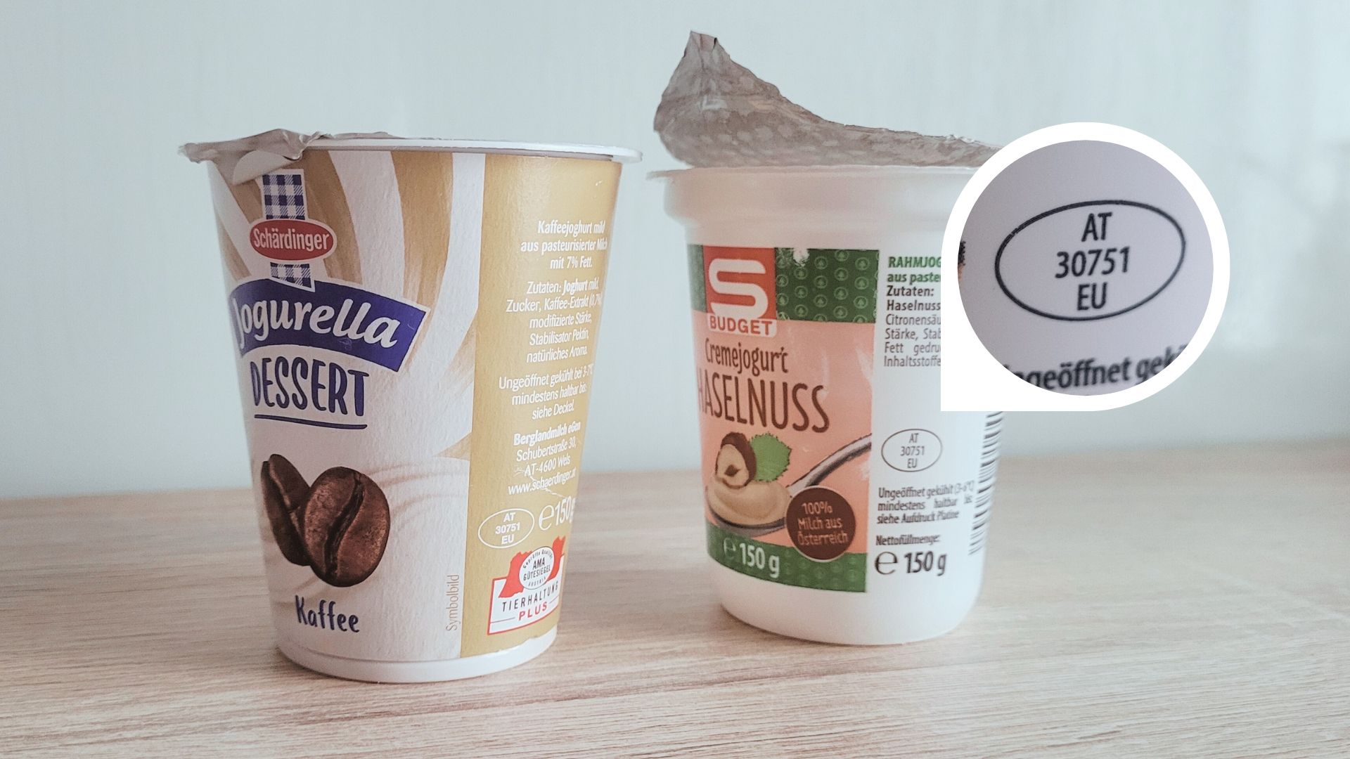 Woher kommt das Eigenmarken-Produkt? Manchmal verrät es ein Blick auf das Oval mit dem Identitätskennzeichen. In diesem Fall von Bergland Milch von dem auch Schärdinger stammt.