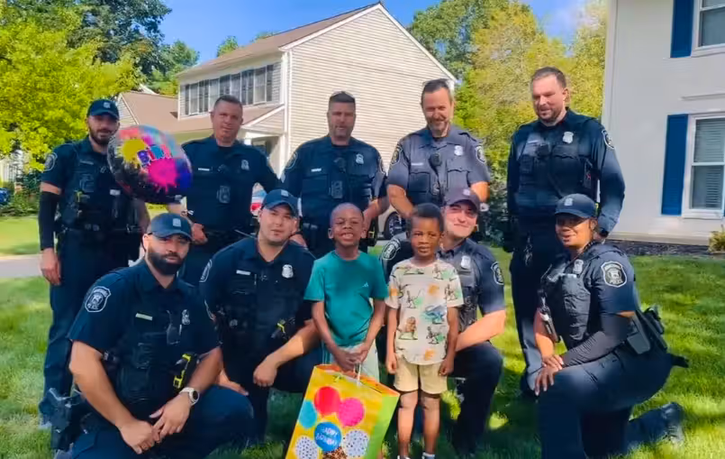 Die Brüder Micah und Mitch mit den Polizisten des Farmington Hills Police Departement.