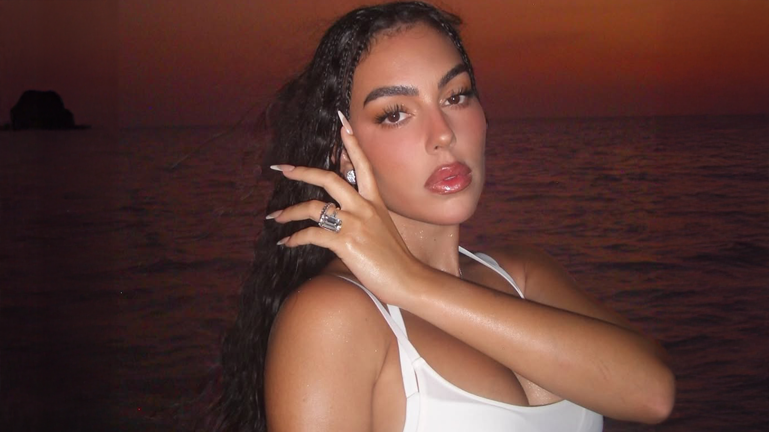 Georgina trägt zweiten Diamantring.