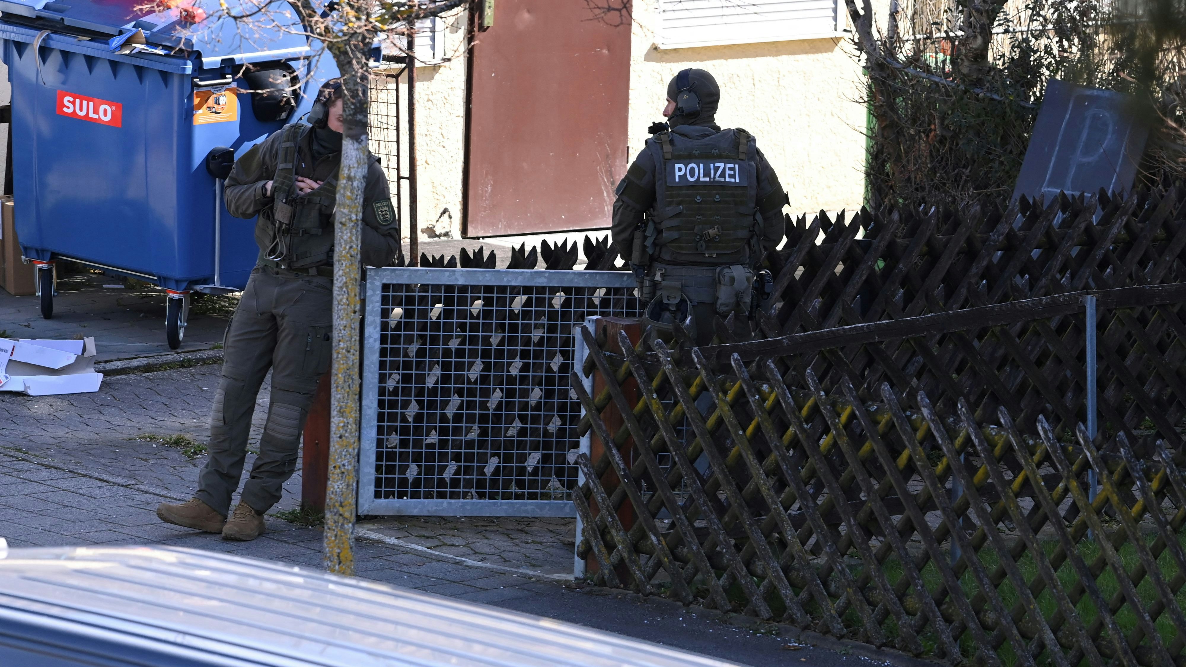 Die Polizei fahndet mit einem Großaufgebot nach dem Täter.