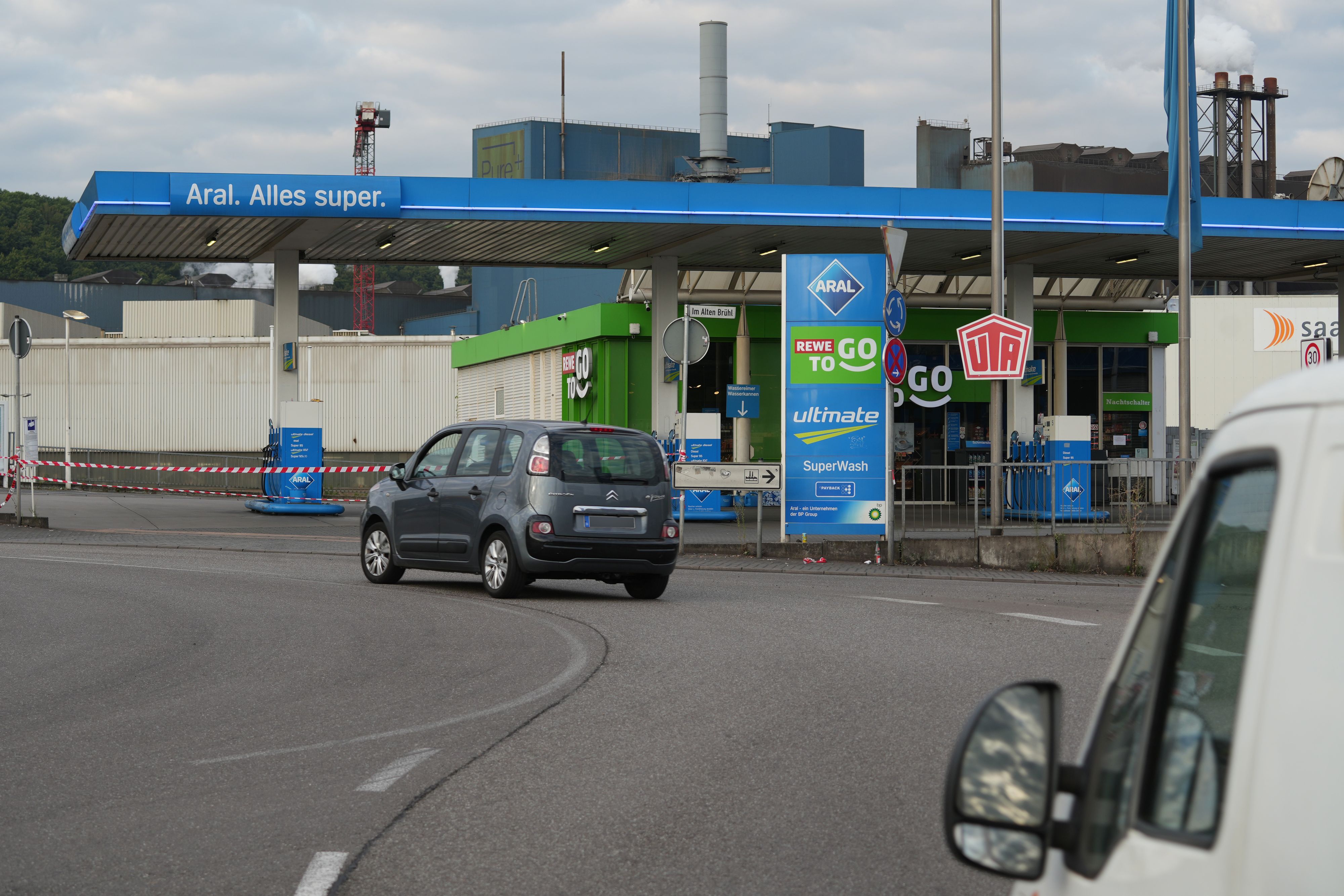 In Deutschland soll ein erst 18-jähriger Räuber einen Polizisten erschossen haben. 