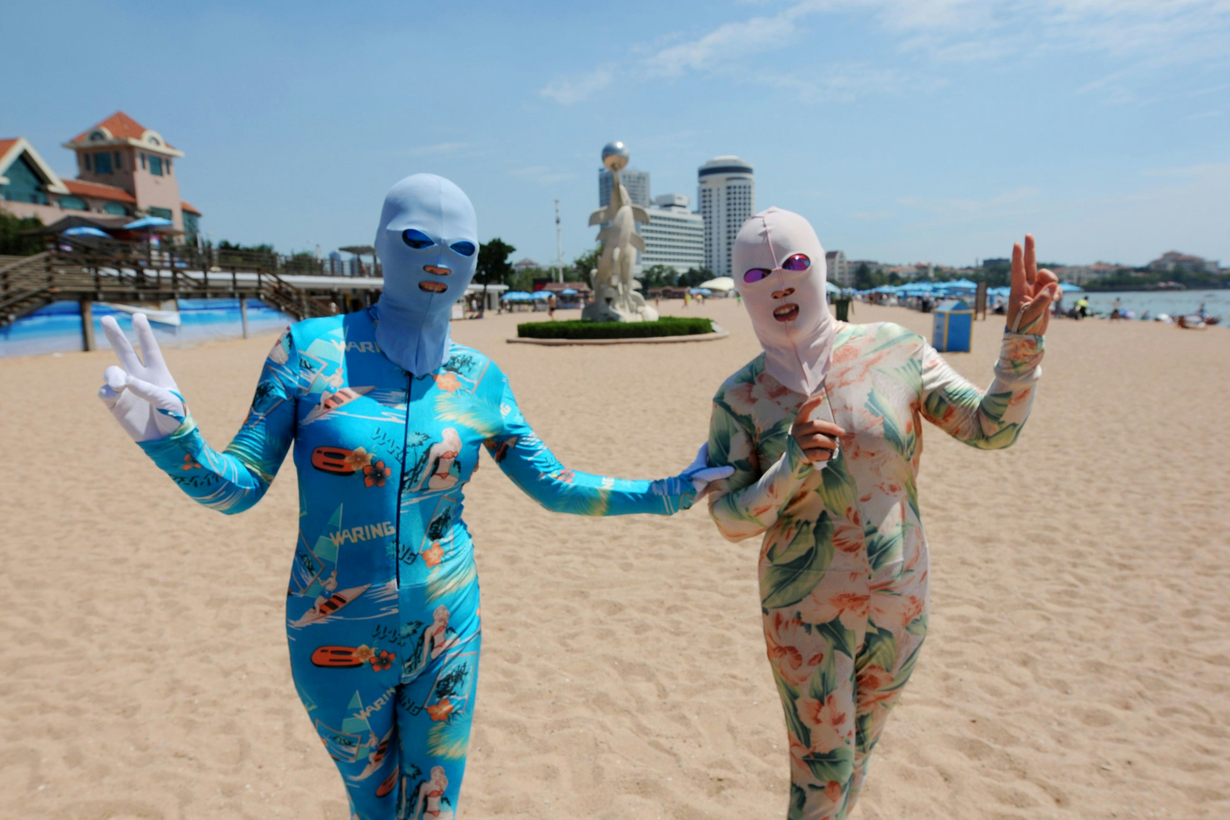 Facekinis, Ganzkörperanzüge, Handschuhe – viele Badegäste überlassen keinen Zentimeter Haut der Sonne