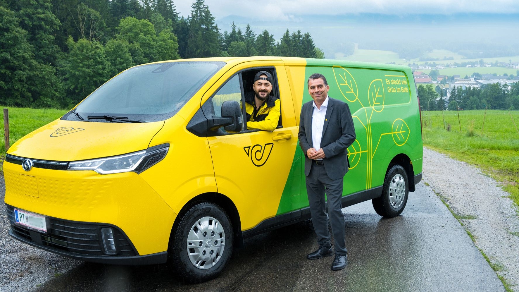 Zusteller Mohammad Zalat und Peter Umundum, Vorstand für Paket & Logistik, beide Österreichische Post AG, bei der Inbetriebnahme des ersten Allrad-Fahrzeugs mit E-Antrieb.