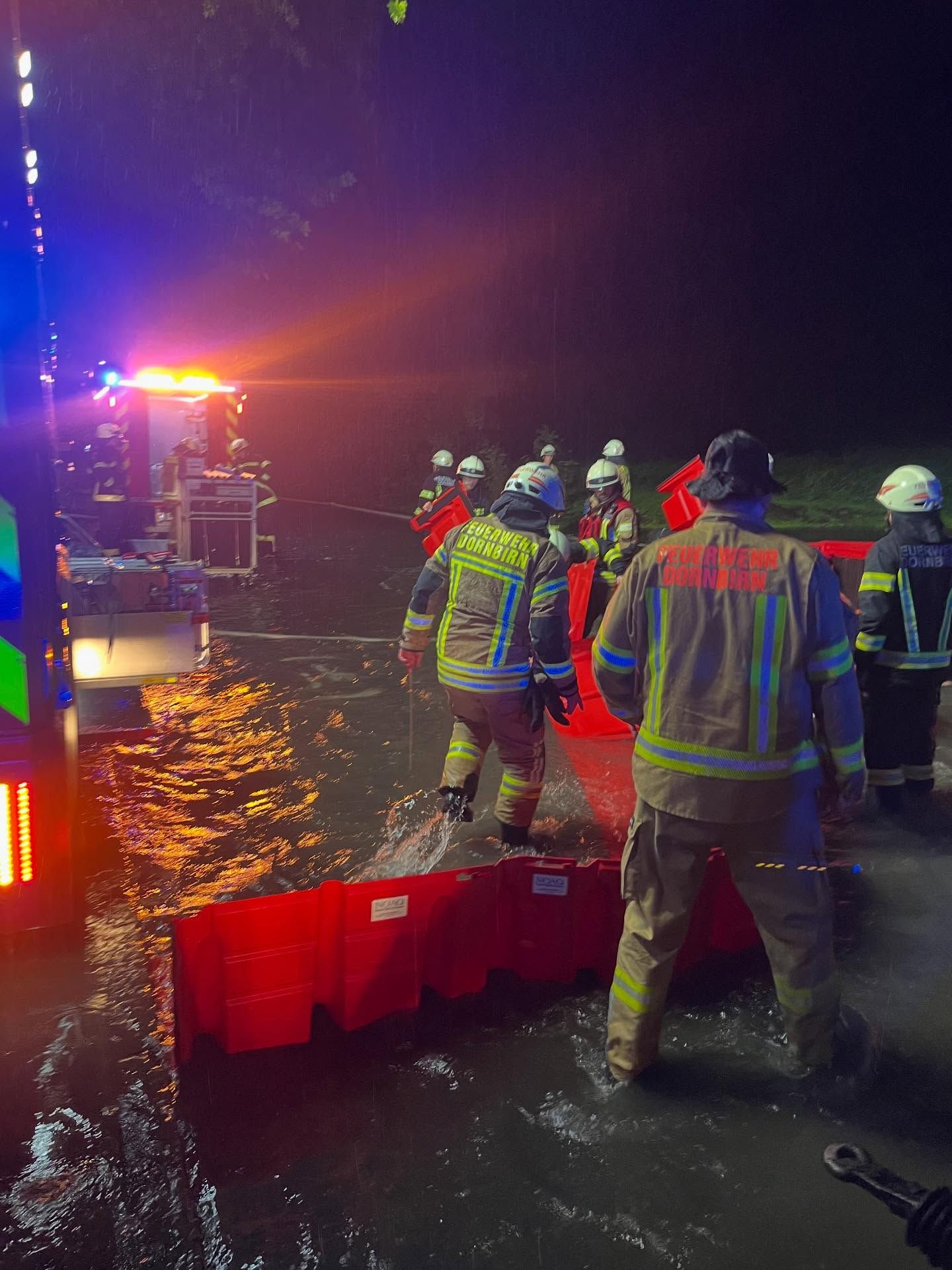 Die Feuerwehr Dornbirn und viele Einsatzkräfte standen wegen der Regen-Walze im Dauereinsatz.
