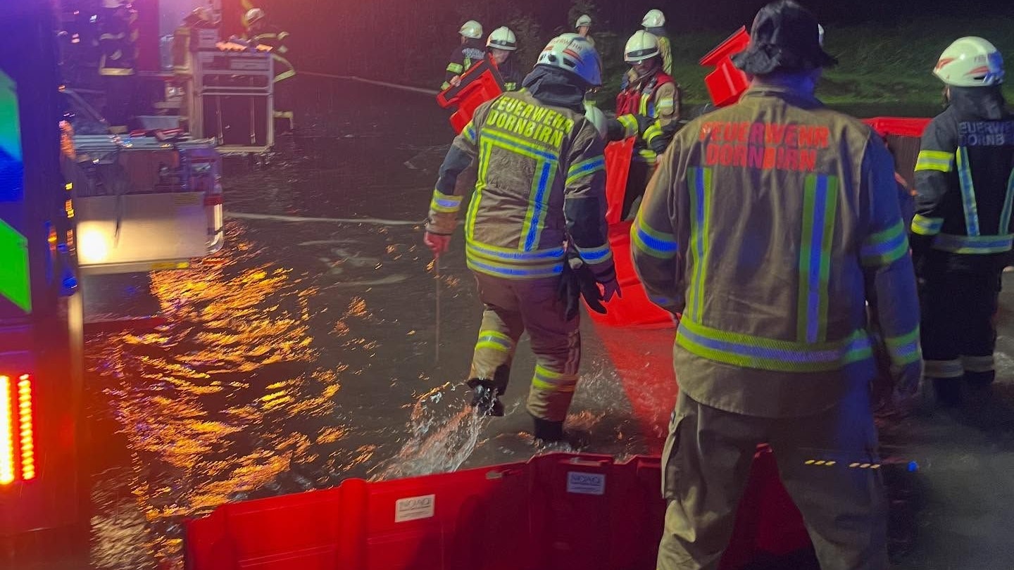 Die Feuerwehr Dornbirn und viele Einsatzkräfte standen wegen der Regen-Walze im Dauereinsatz.
