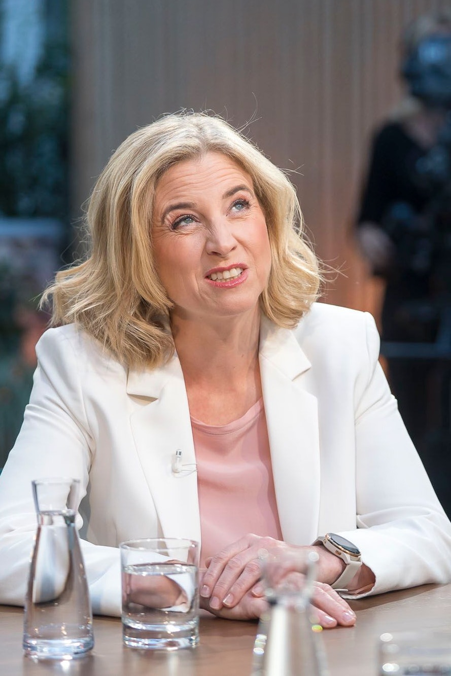 Fällt der Apfel weit vom Stamm? NEOS-Vorsitzende Beate Meinl-Reisinger im ORF-Sommergespräch