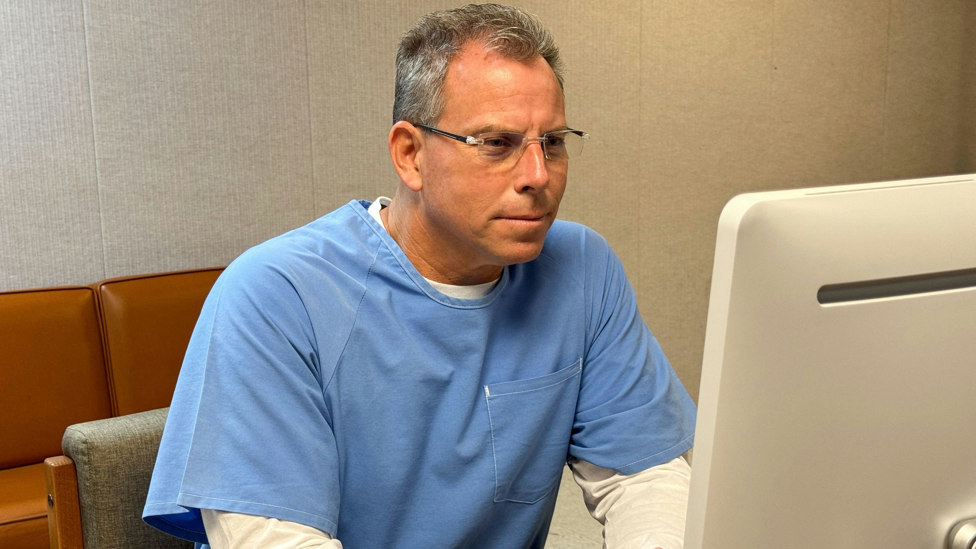 Unter anderem, weil er hinter Gitter Handys benutzt hat, kommt Erik Menendez nicht auf Bewährung frei