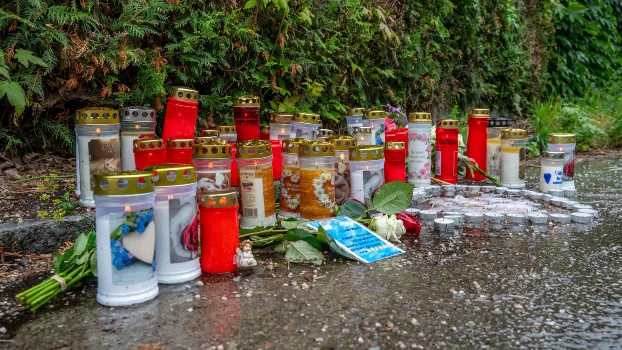 Dutzende Kerzen erinnern am Unfallort an das verstorbene Mädchen.