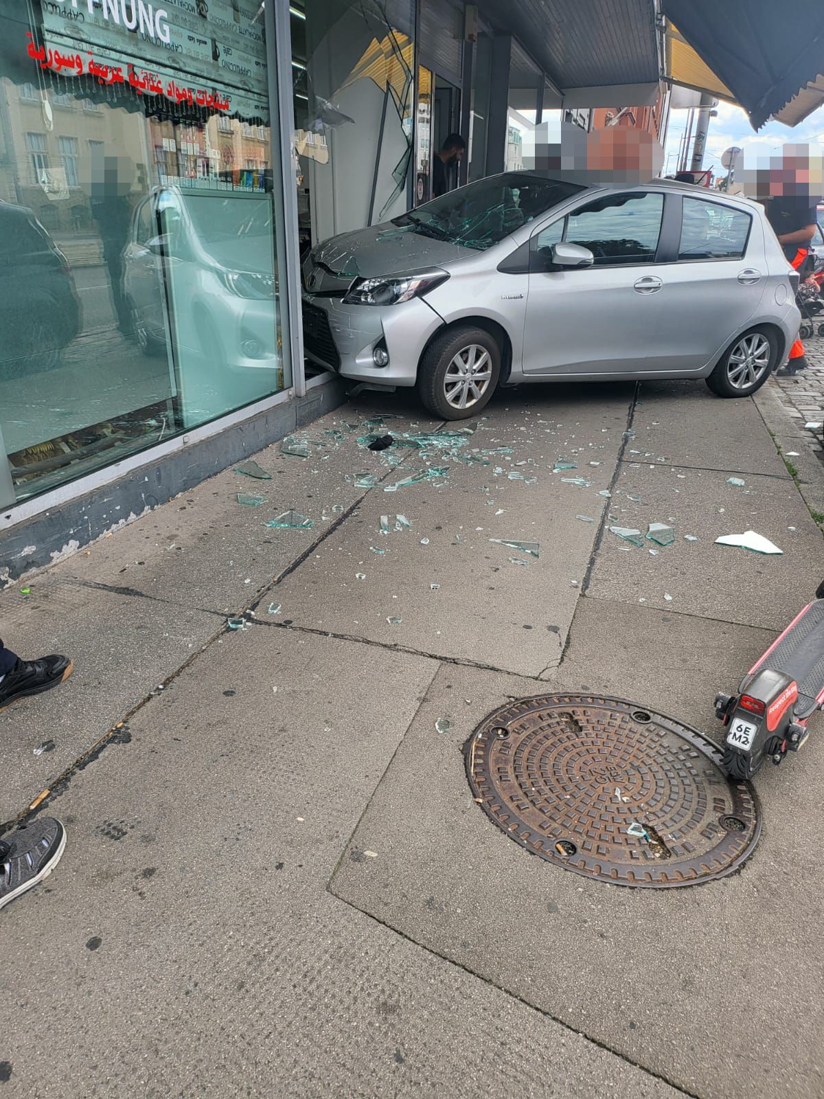 Scherbenhaufen nach einem Unfall in Wien.