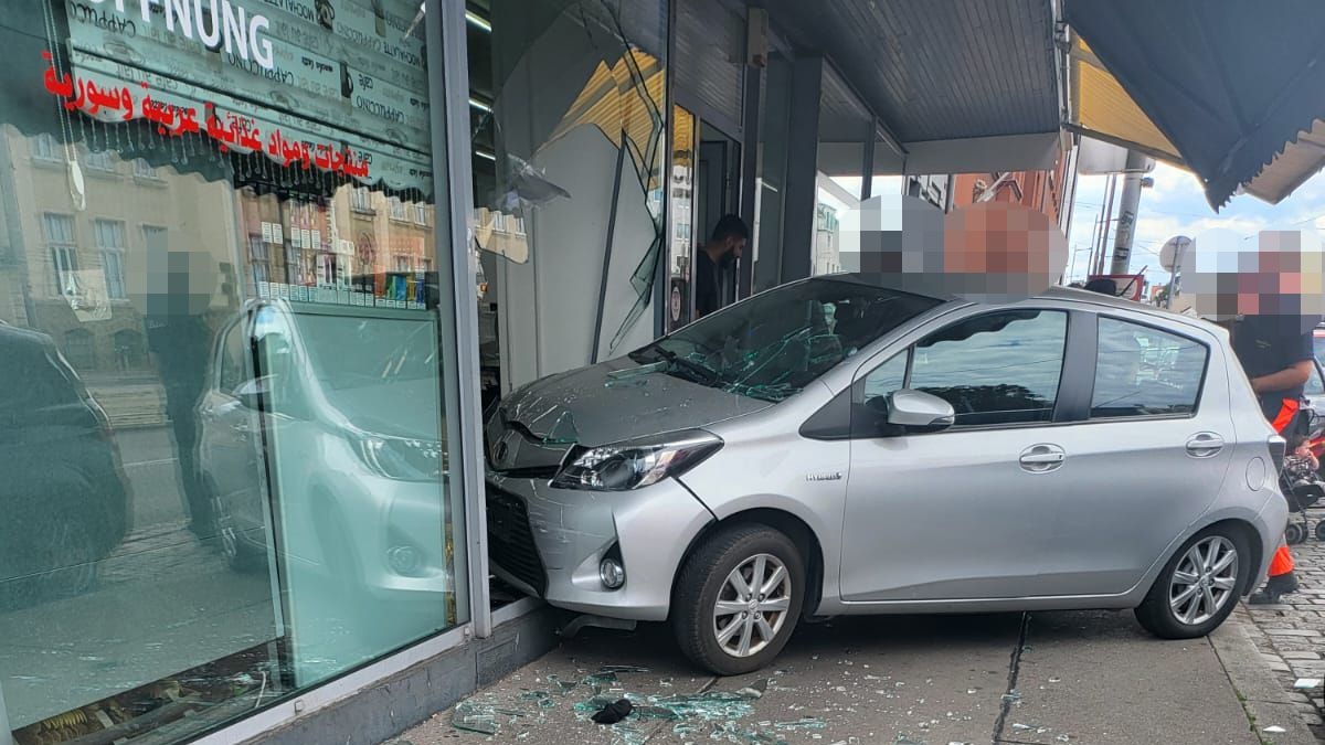 Auto rast in Wiener Supermarkt – Passant verletzt