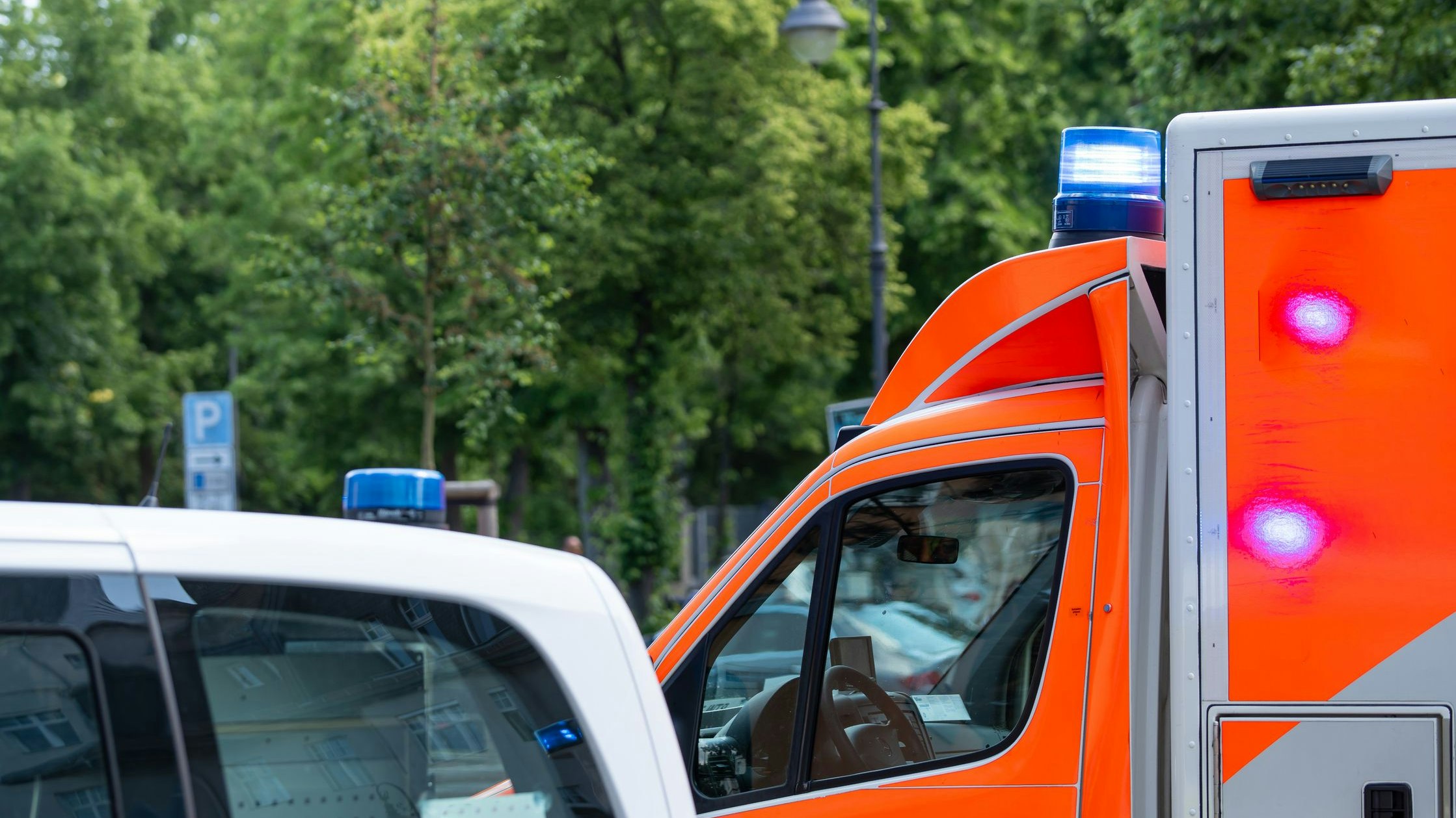 Heute.at - Auto kracht gegen Bäume – vier Menschen sofort tot