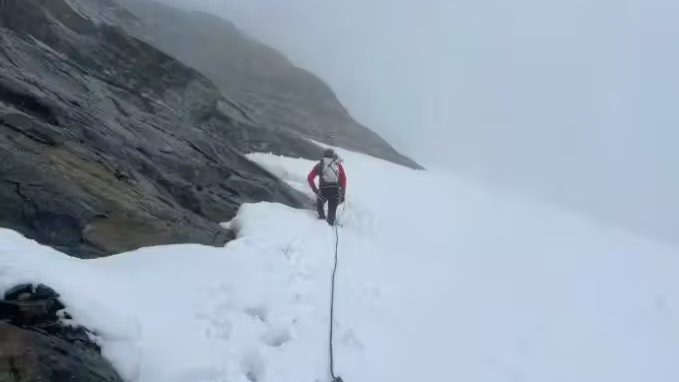 Ein Bergungseinsatz per Helikopter sei aufgrund von Schlechtwetter und geringer Sicht derzeit unmöglich.