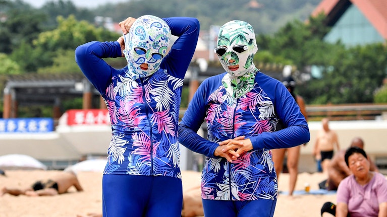 Sonnenschutz, Statussymbol – ein heller Teint ist in China aus vielerlei Gründen erstrebenswert. Um dennoch Baden gehen zu können, ziehen sich viele Chinesinnen 