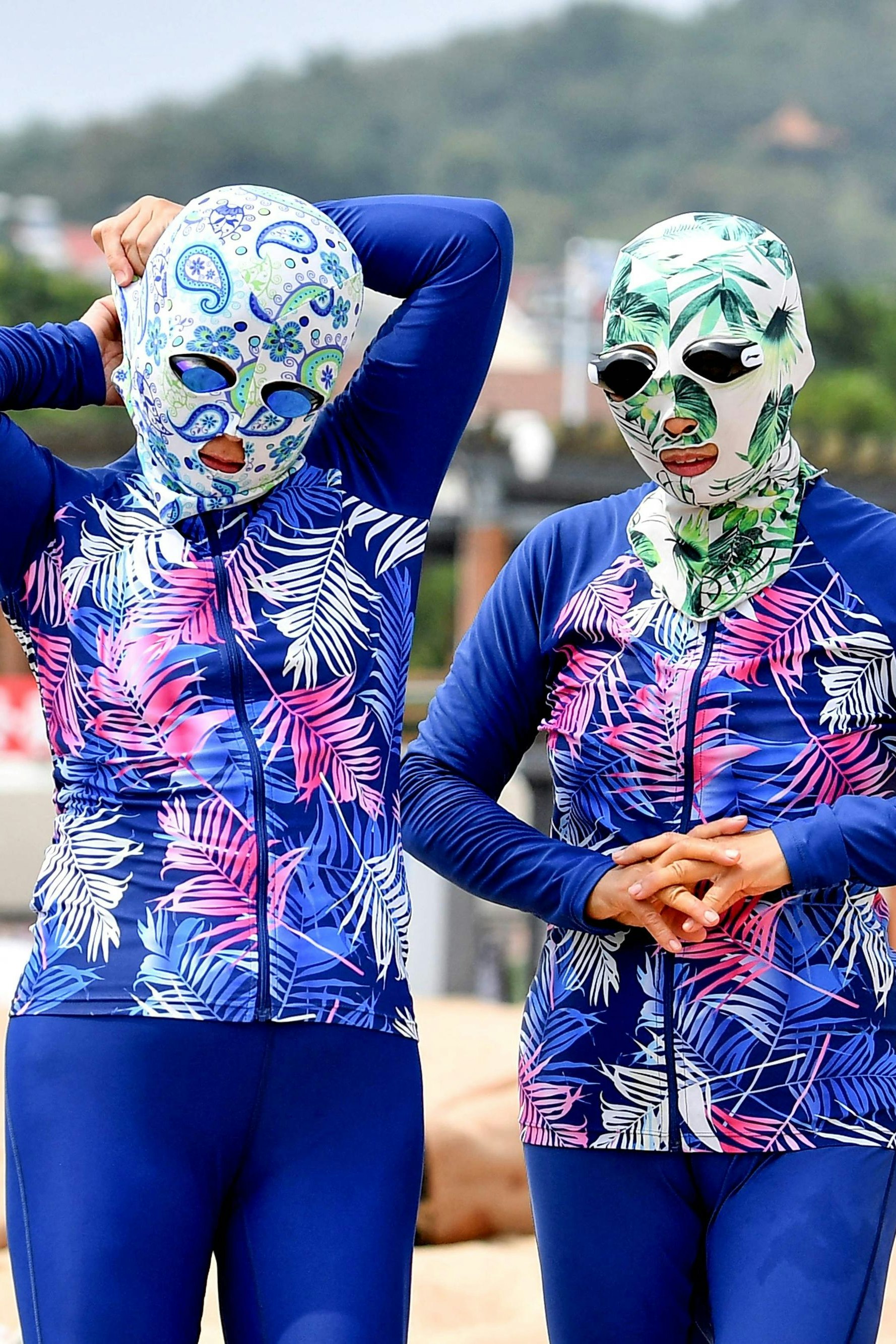 Zwei Frauen am Strand von Qingdao: Von hier aus trat der "Facekini" seinen Siegeszug durch China an